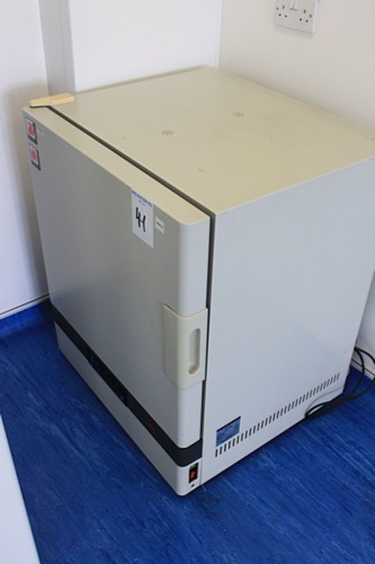 Sanyo MIR-262 heated incubator 153 litre capacity Exterior dimensions (W x D x H) 730 x 645 x