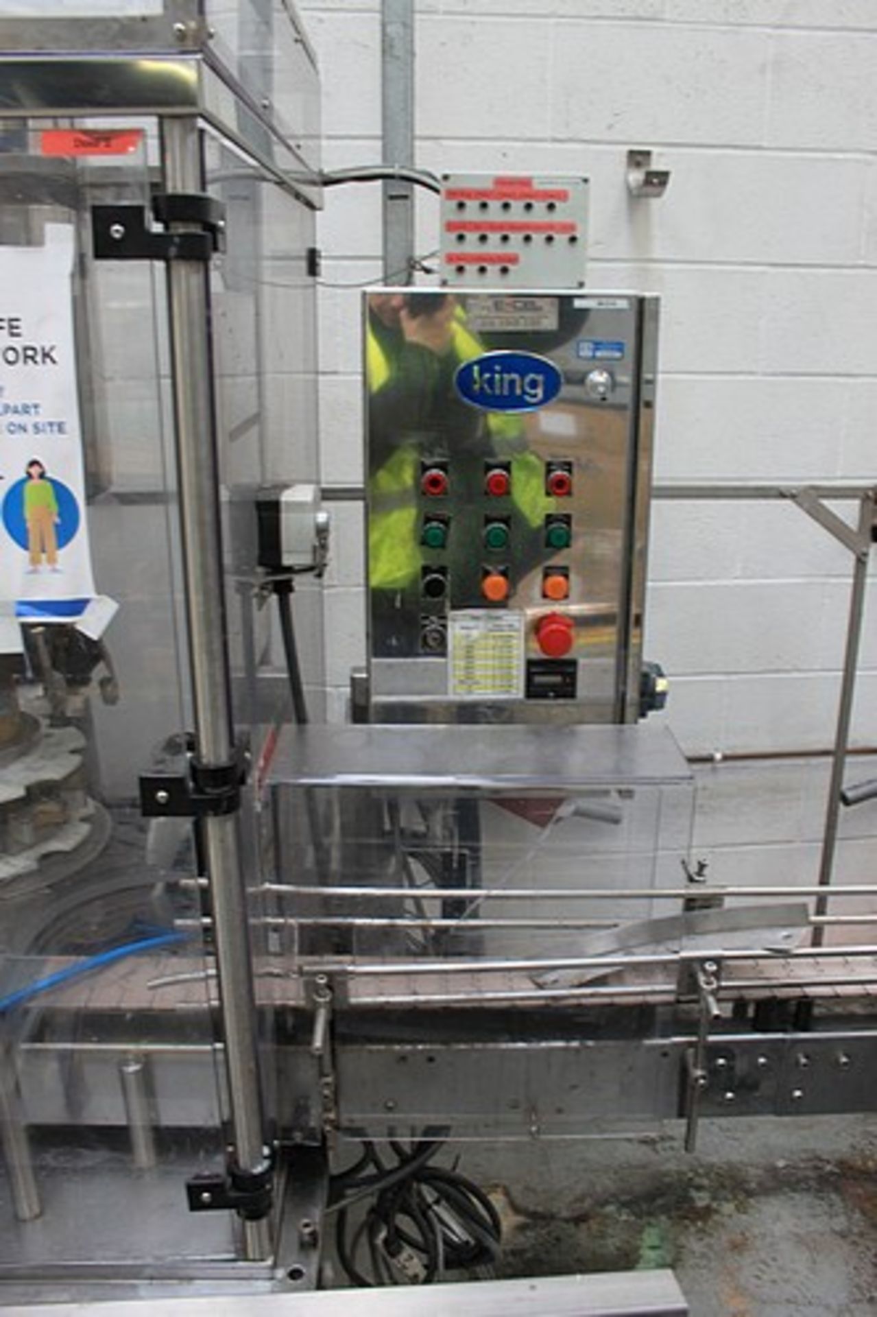 CE King Fully Automatic Press Capping Machine Bottles are fed by conveyor to a turret star wheel - Bild 3 aus 5