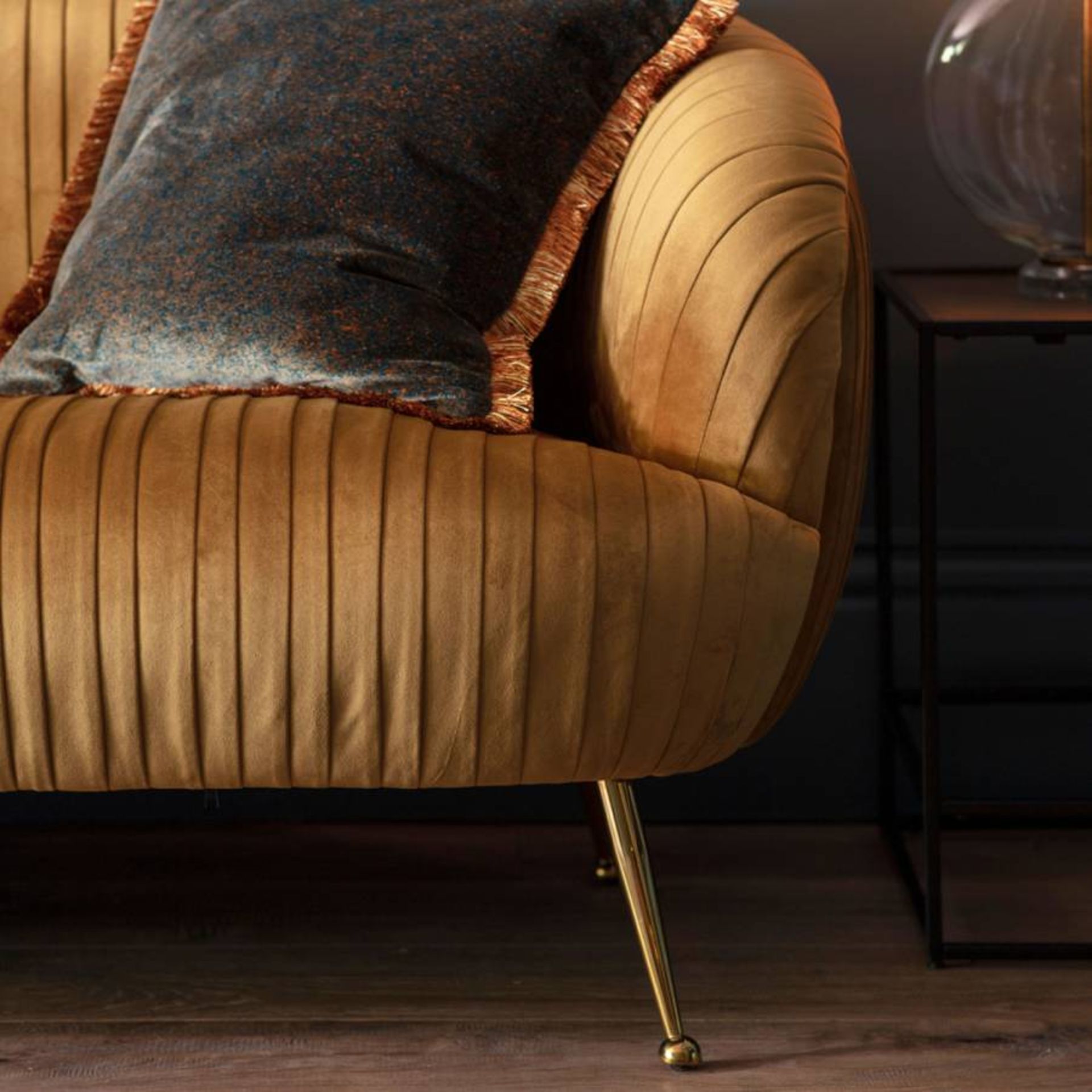 Valenza Gold Sofa Sit in style and make this Valenza Gold Velvet Sofa a focal piece of your living - Bild 2 aus 4