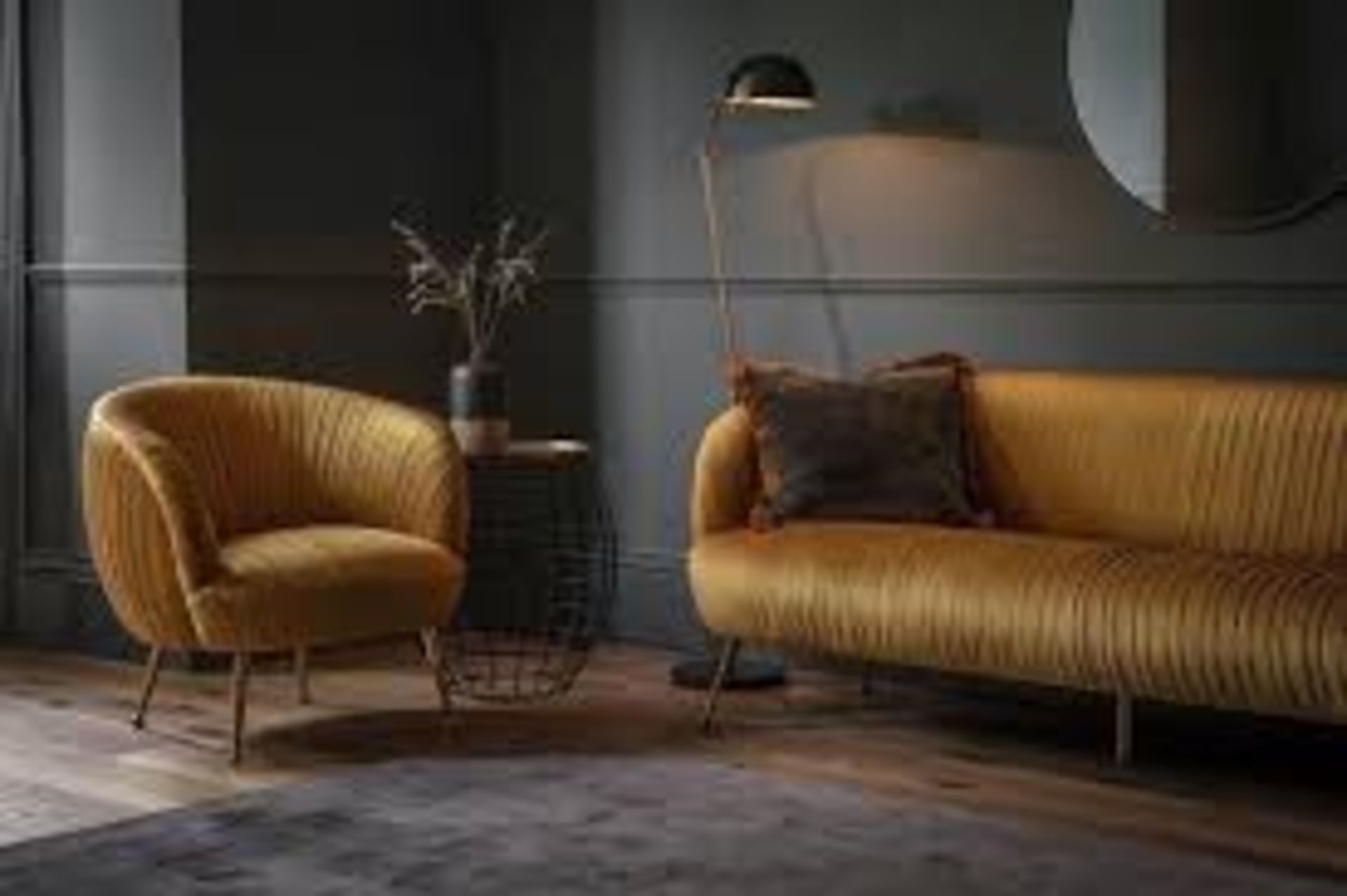 Valenza Gold Sofa Sit in style and make this Valenza Gold Velvet Sofa a focal piece of your living - Bild 4 aus 4