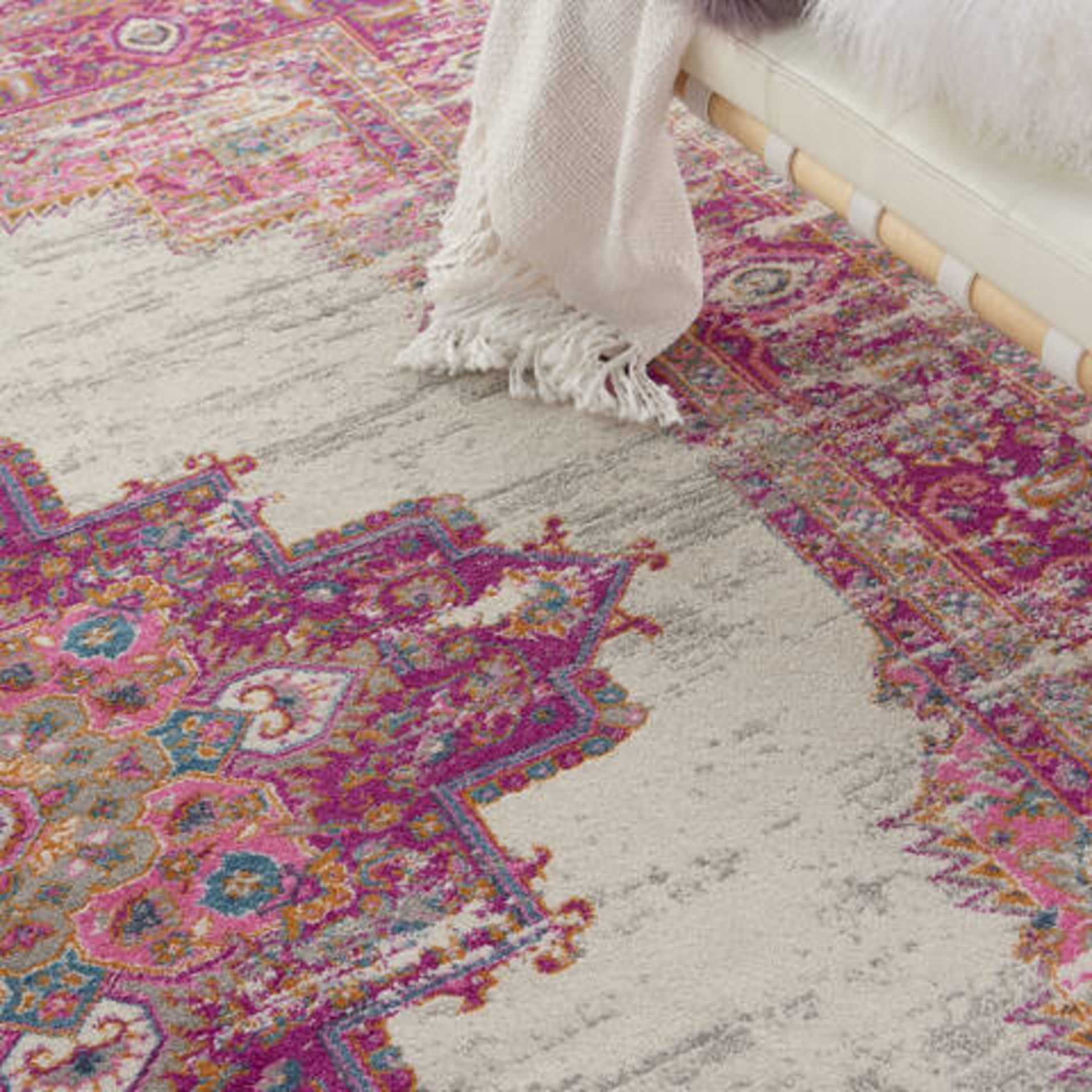 Ivory and Fuchsia Passion Rug Imaginative flowers in lush and saturated pigments grace this - Bild 2 aus 2