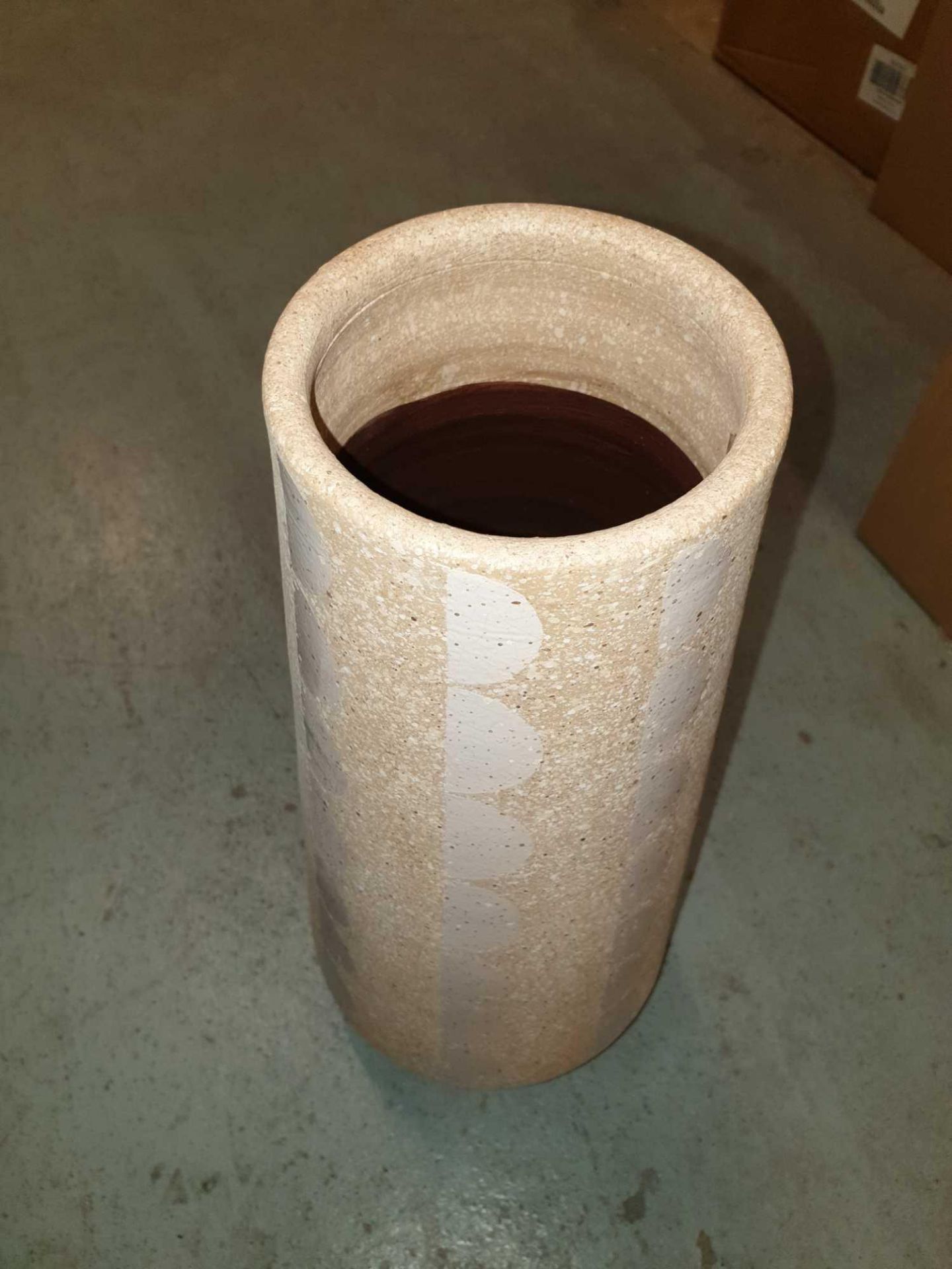 Cadence Vase Brown And White 410x180mm Cadence Vase Is A Classic Vase That Is Perfect For Any - Bild 2 aus 2