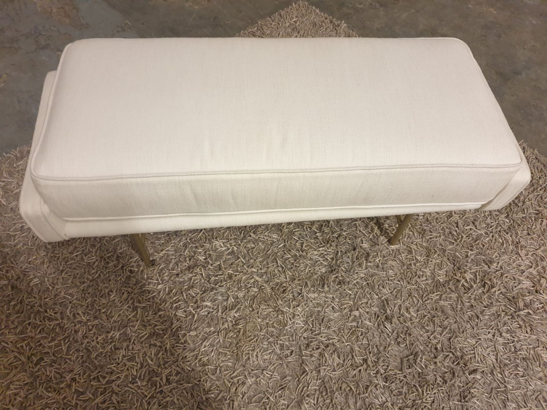 White end of bed bench This elegant bench adds dramatic style to your home. The understated - Bild 2 aus 2