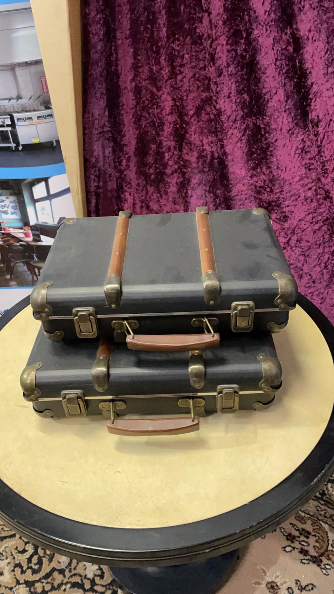 A set of 2 x vintage style suit cases stylish period style cases to add a touch of decoration to you