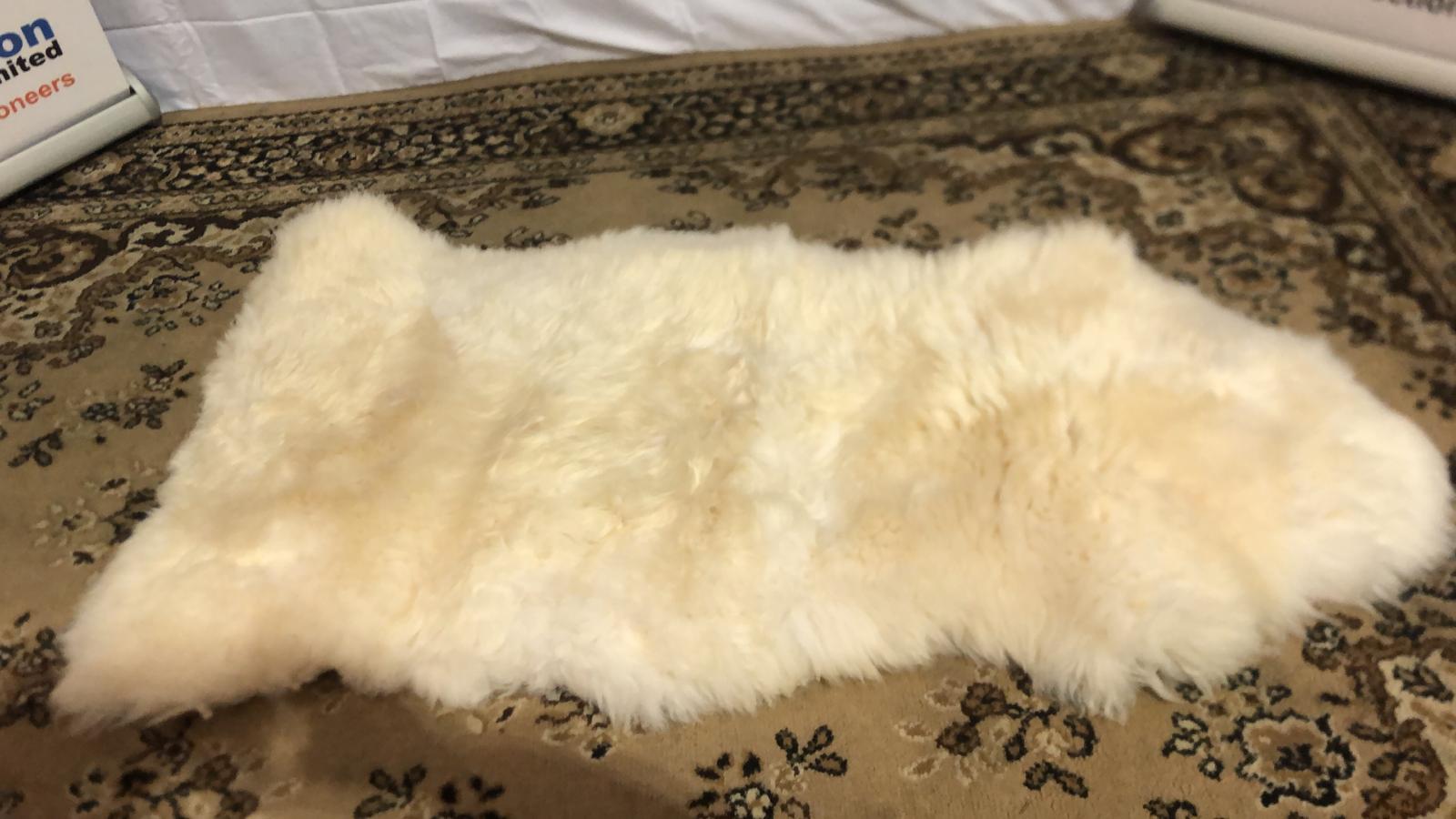 Natural White Large Sheepskin Rug Approximately 105 X 66cms Sheepskin Rug Their Soft, Tanned Leather - Image 2 of 2