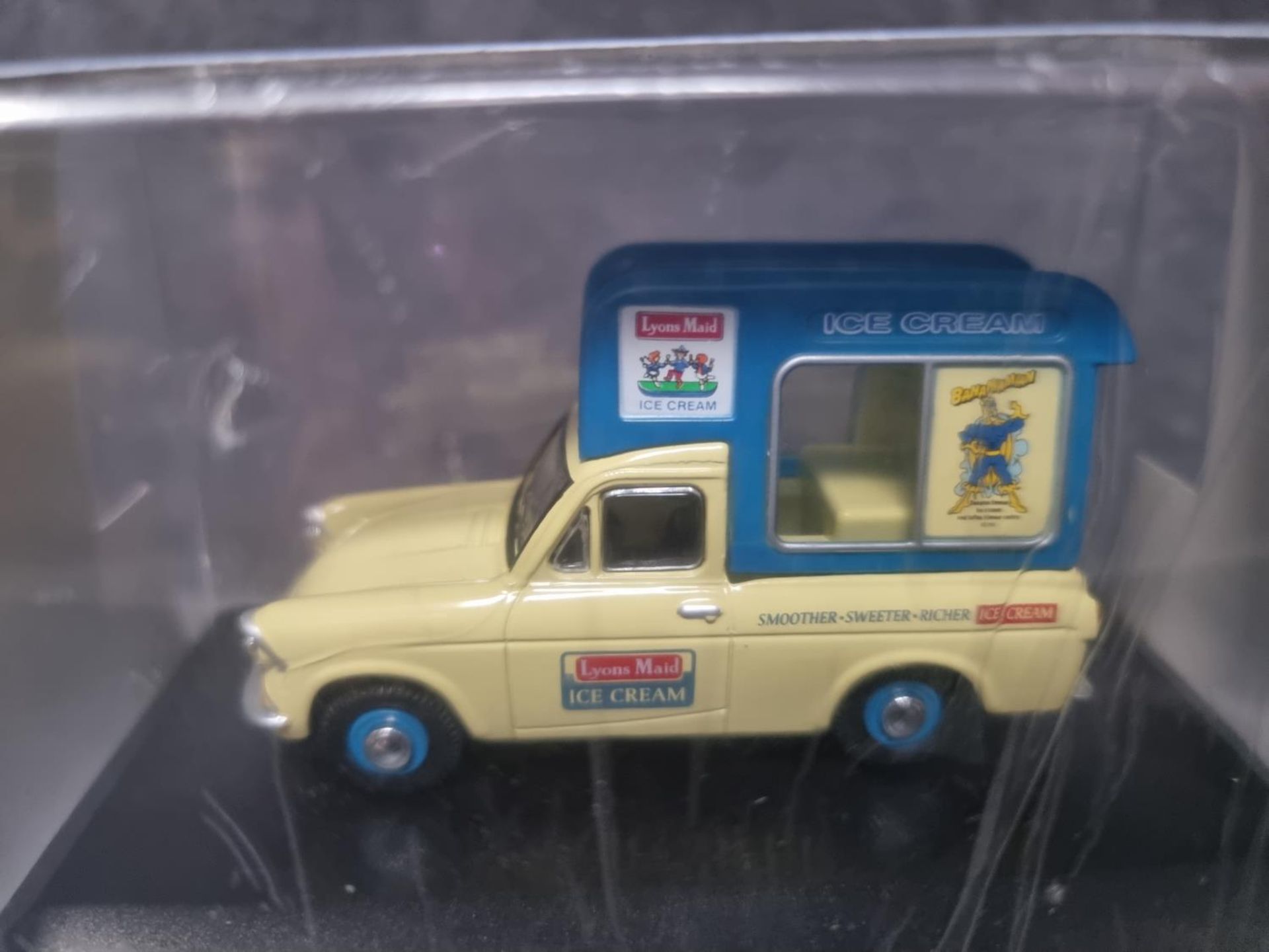 3x Oxford Road Show Diecast Models Comprising Of #Set28 Oxford Diecast Twin Lions Made Ice Cream - Image 3 of 4