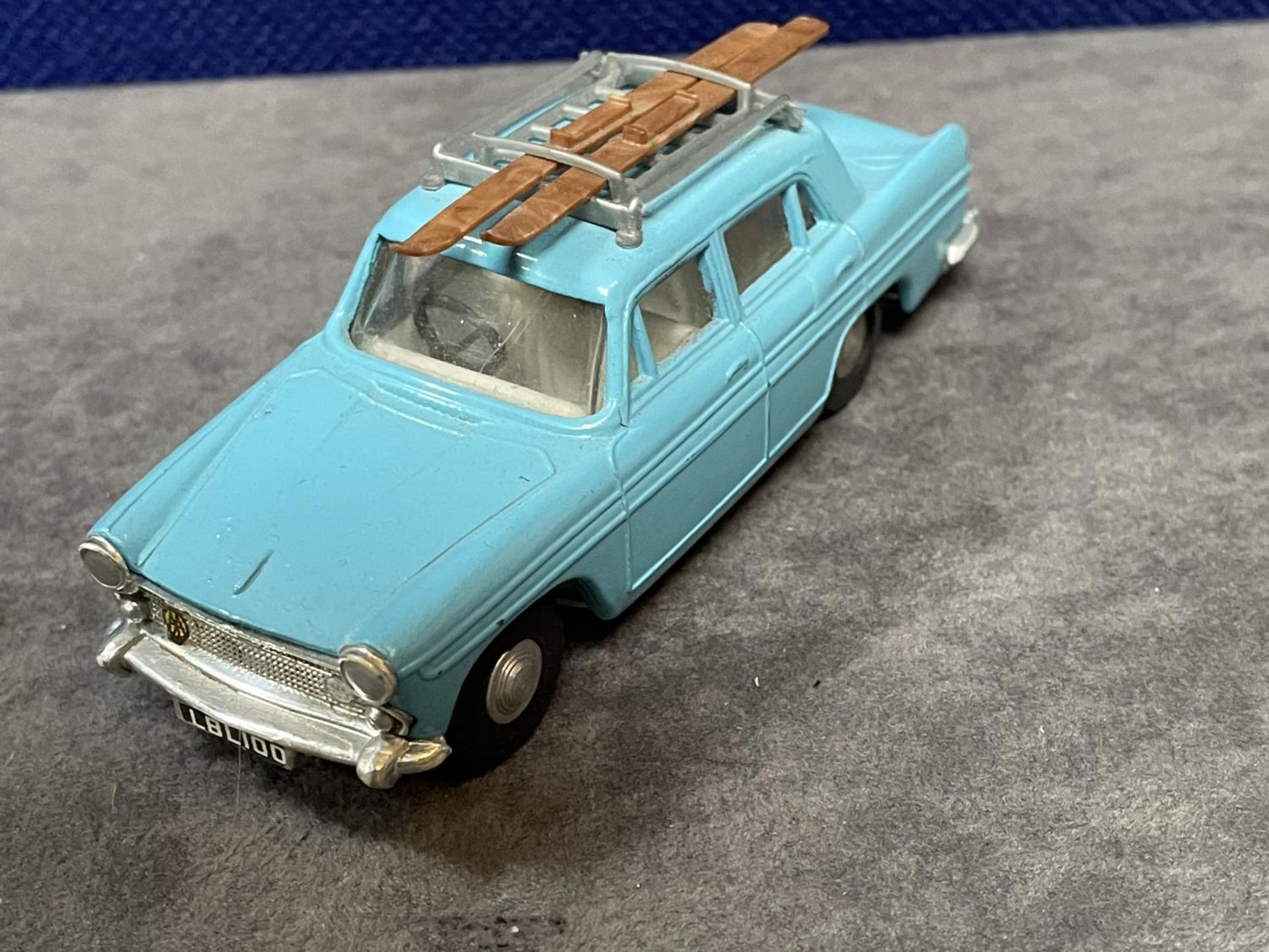 Spot-On #184 Austin A60 With Roof Rack Skis And Poles. In Blue Nr Mint Model 1 Tiny Mark On Bonnet - Bild 2 aus 5