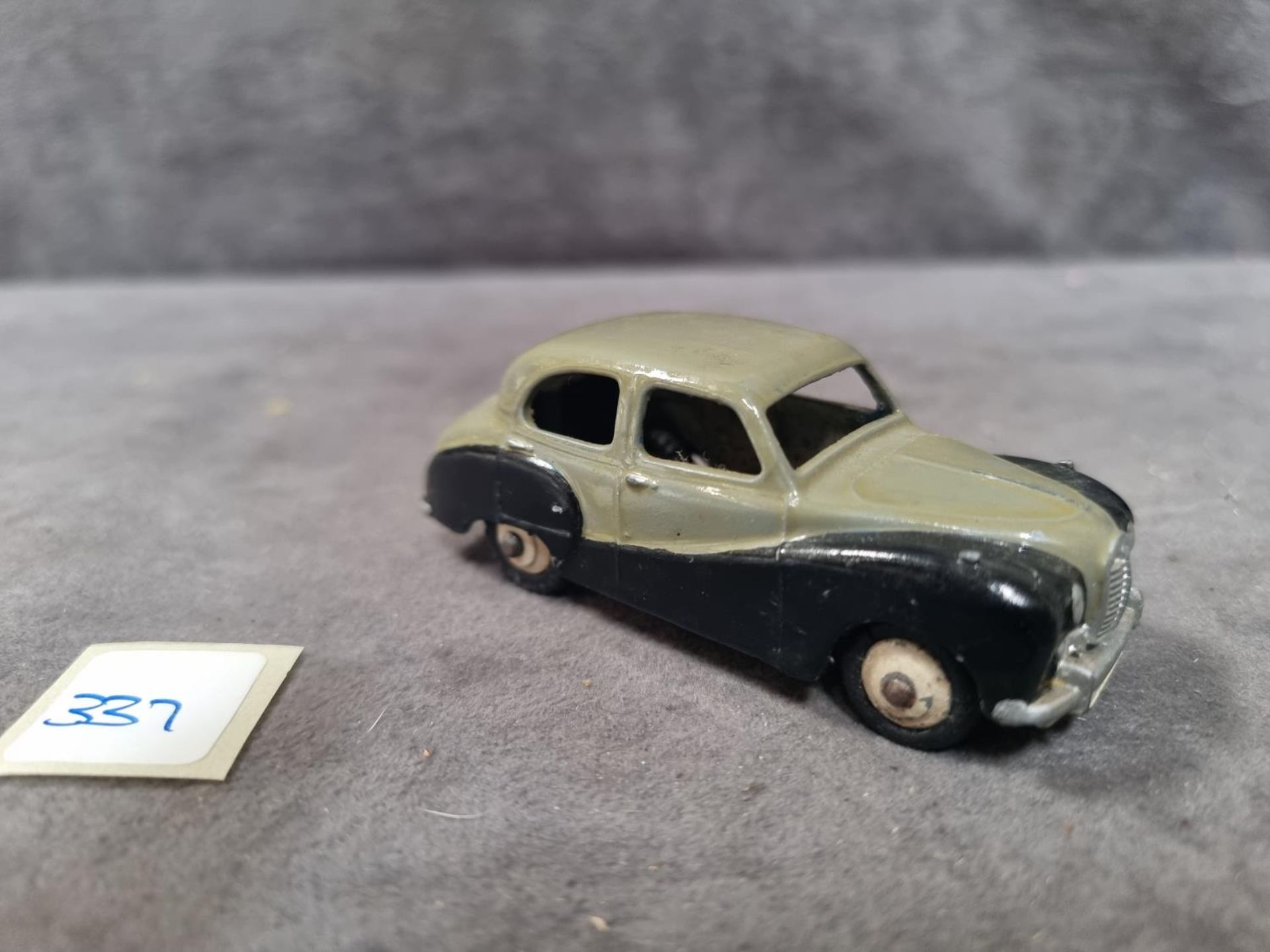 Dinky #161 Austin Somerset Two Tone Brown Unboxed 1956-1959 - Image 2 of 3