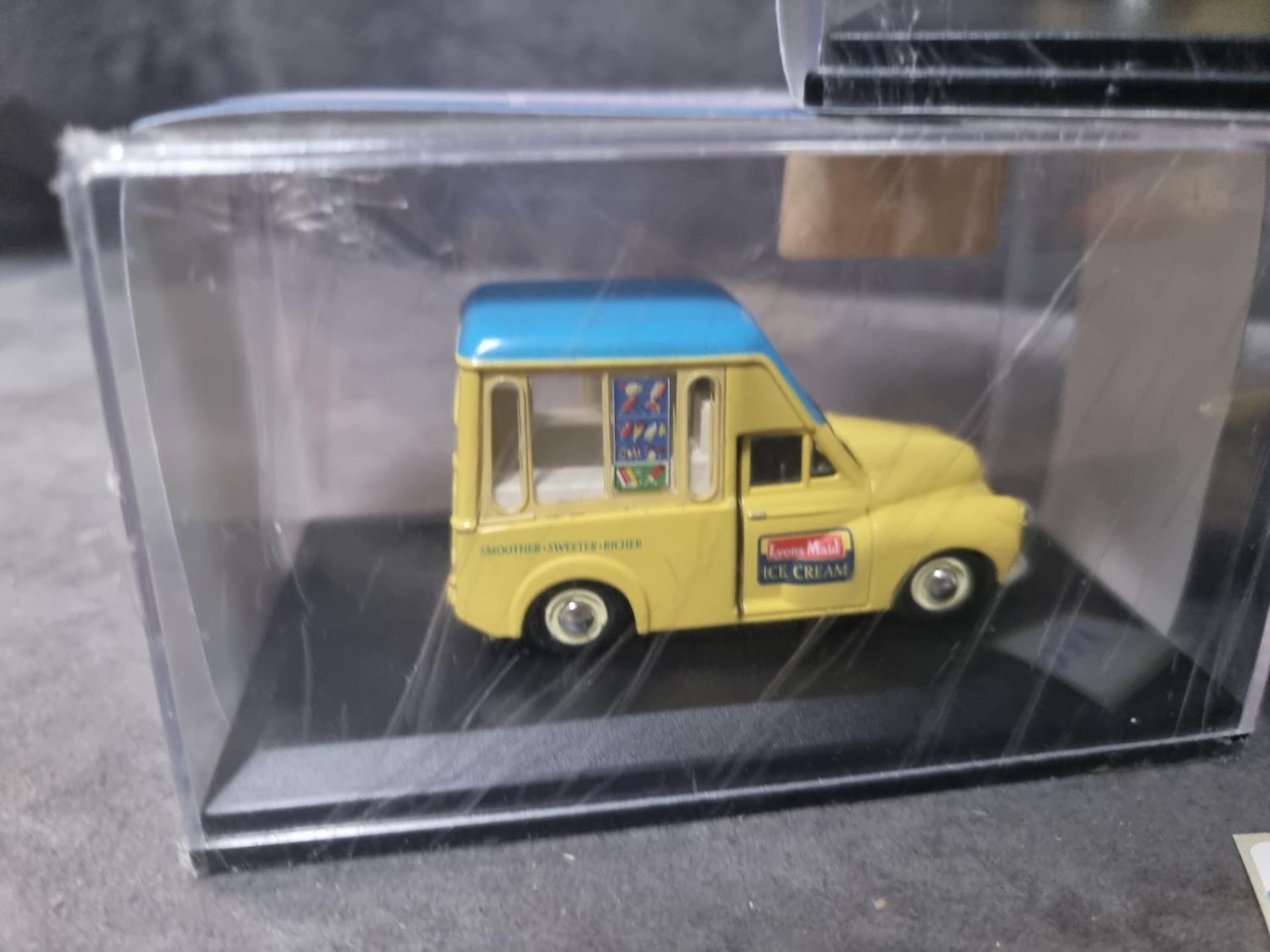 3x Oxford Road Show Diecast Models Comprising Of #Set28 Oxford Diecast Twin Lions Made Ice Cream - Image 2 of 4