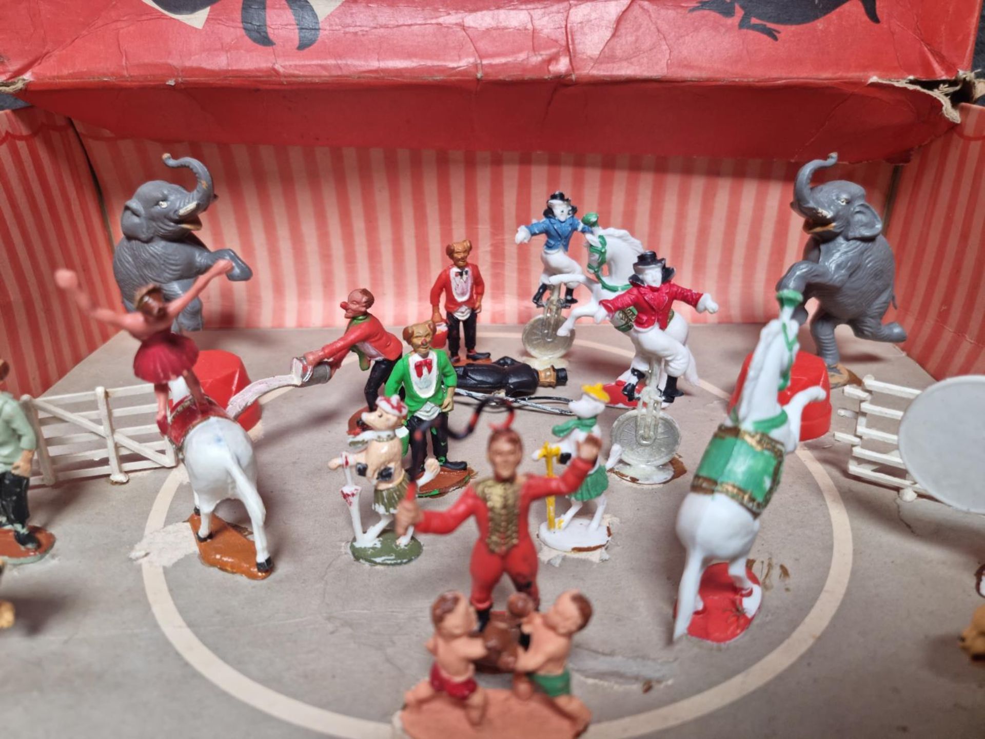 Extremely Rare 1962 Charbens Circus Display Box 2 x Elephants 4 x Circus Podiums 3 x Liberty - Image 2 of 9