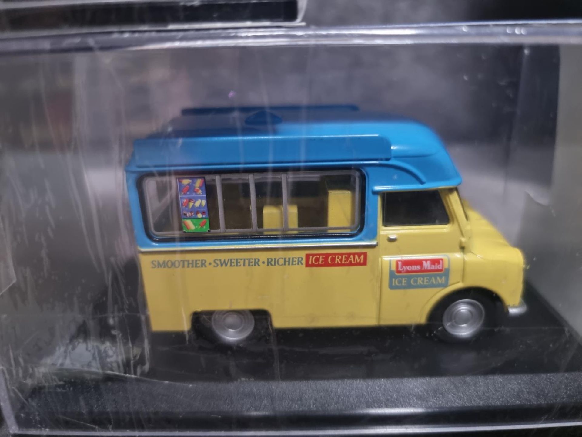 3x Oxford Road Show Diecast Models Comprising Of #Set28 Oxford Diecast Twin Lions Made Ice Cream - Image 4 of 4
