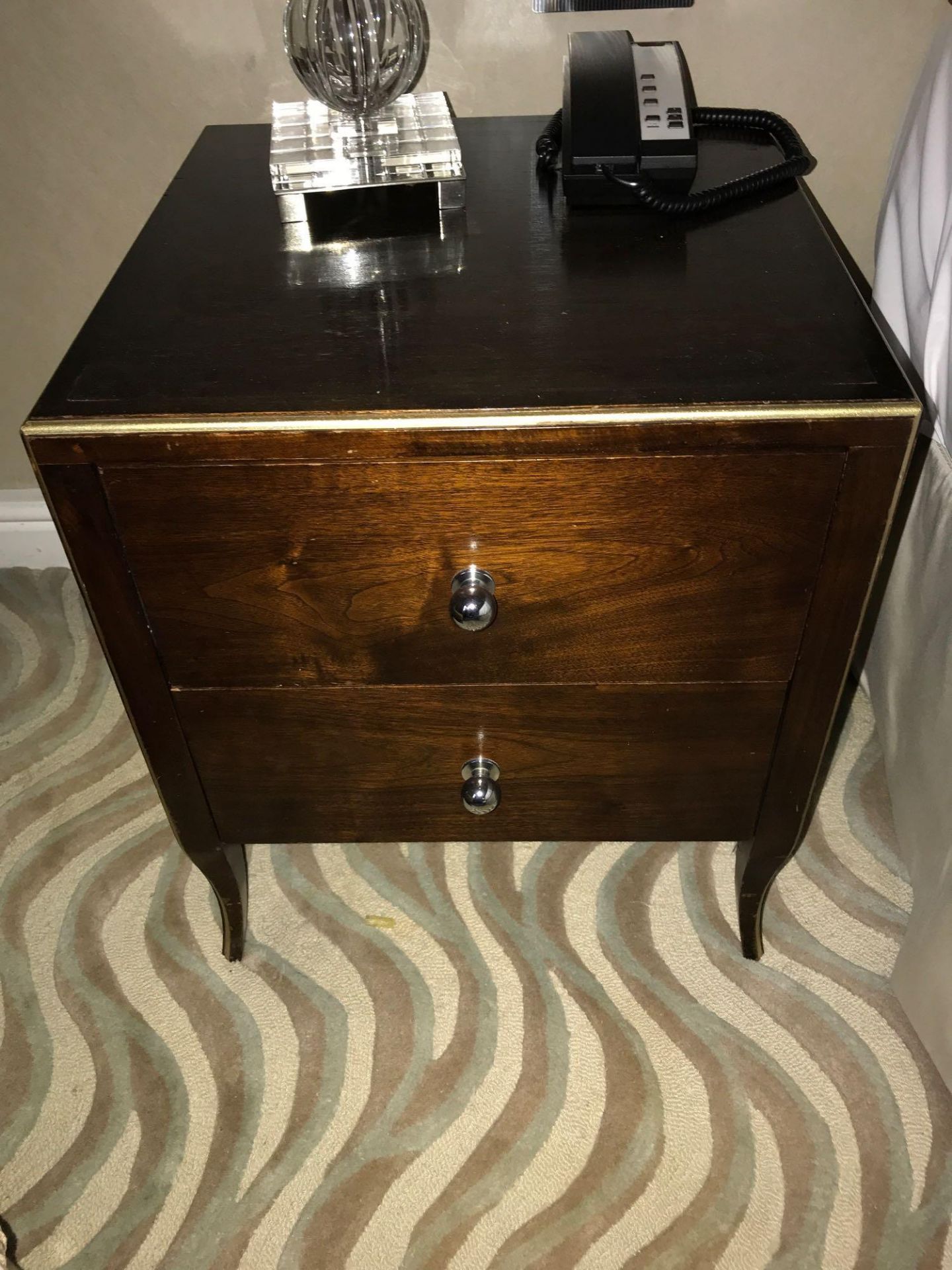 A Pair Of Two Drawer Bedside Cabinets Nickel Handles Gold Painted Trim 50cm X 50cm ( Loc 341) - Bild 2 aus 2