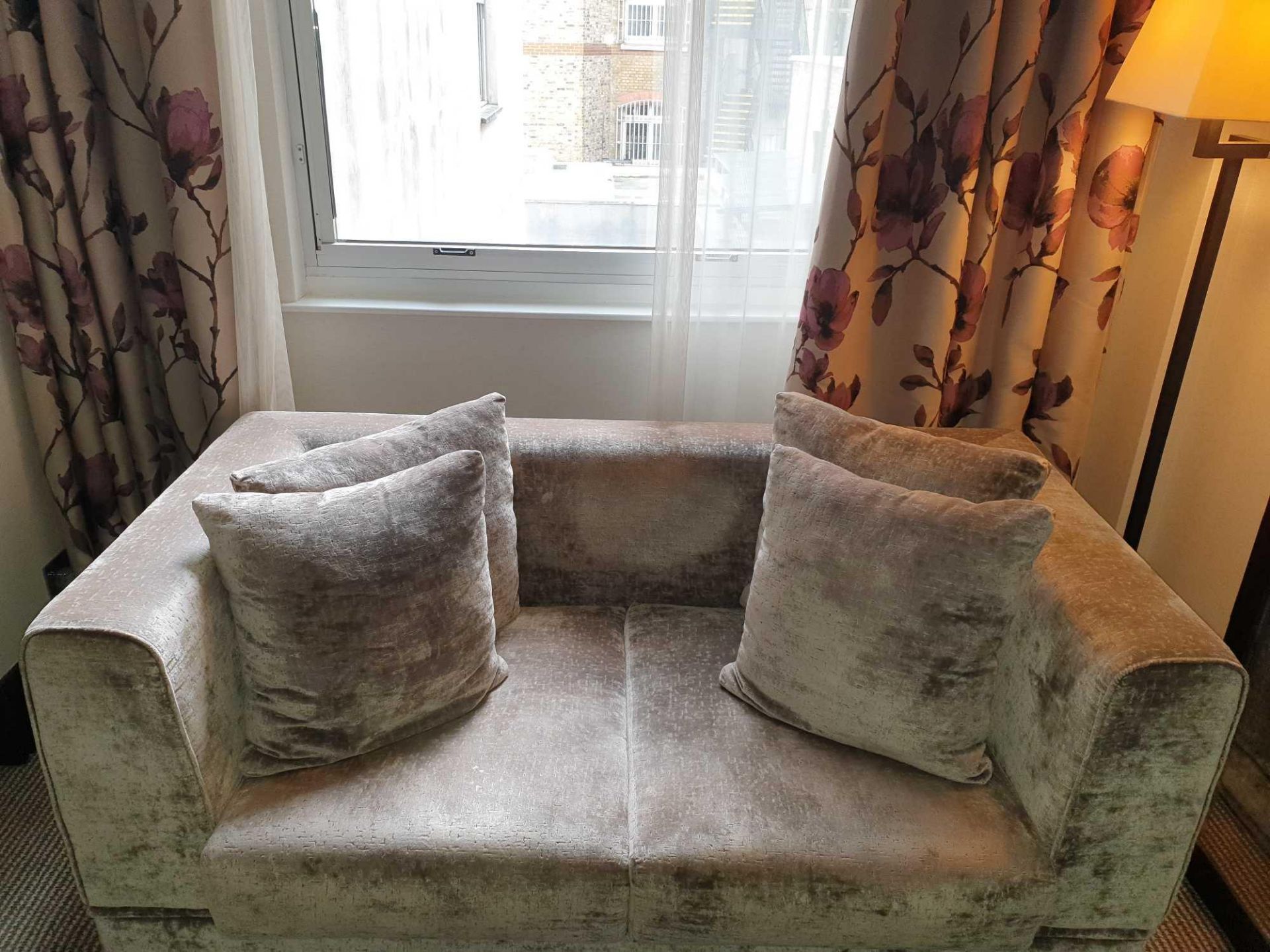 Upholstered Two Seater Velvet Sofa In Silver Silhouette 170 X 90 X 68 ( Loc 420) - Bild 2 aus 2