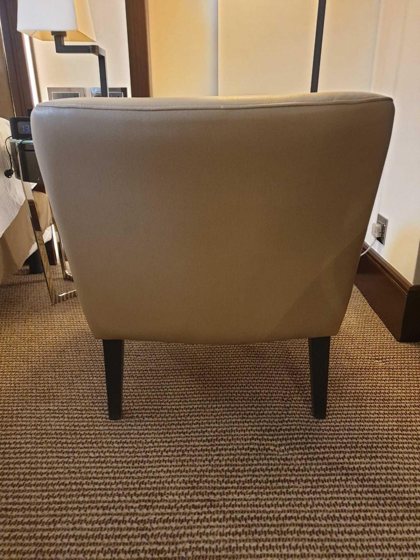 Edelman Beige Leather Lounge Chair Dark Brown Wooden Legs 80 (D) By 65 (W) By 70 Cm (H) (Loc 424) - Bild 2 aus 3