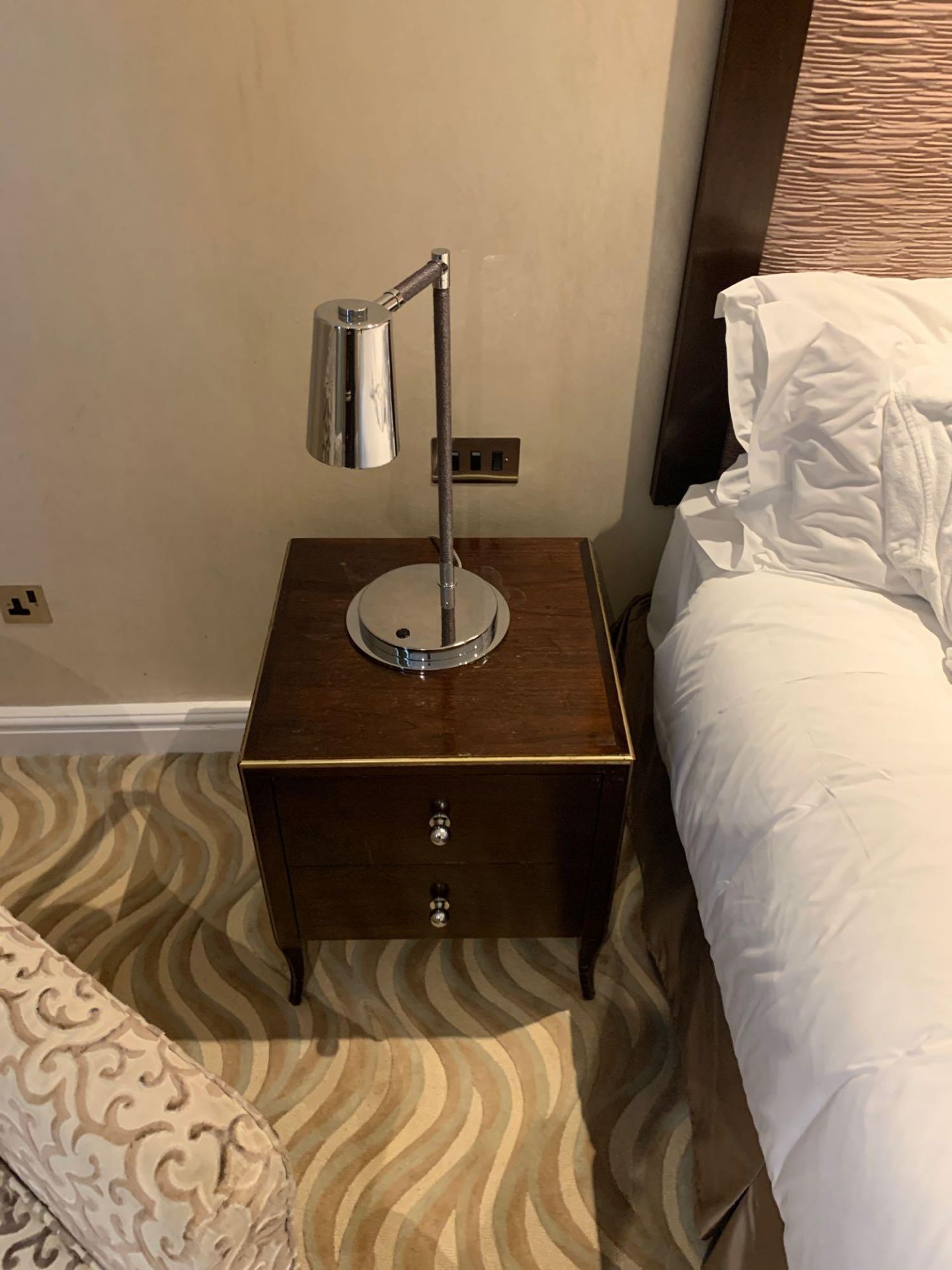 A Pair Of Two Drawer Bedside Tables With Gold Trim On 4 Tapering Legs Nickel Handles 50cms X 50cms - Bild 3 aus 5