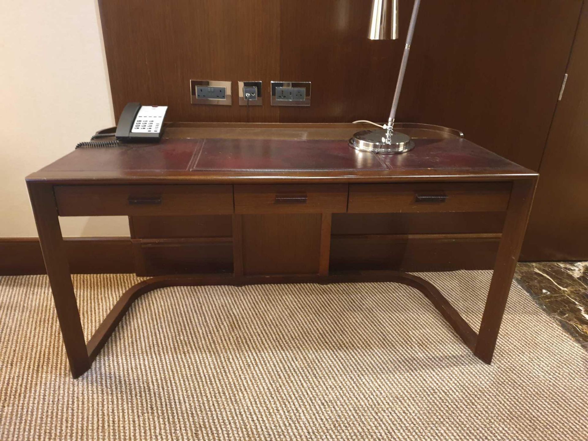 Walnut Veneer Desk By David Salmon Three Drawer With Inlay Leather Top 150 X 60 X 74cm (Loc 405) - Bild 2 aus 2