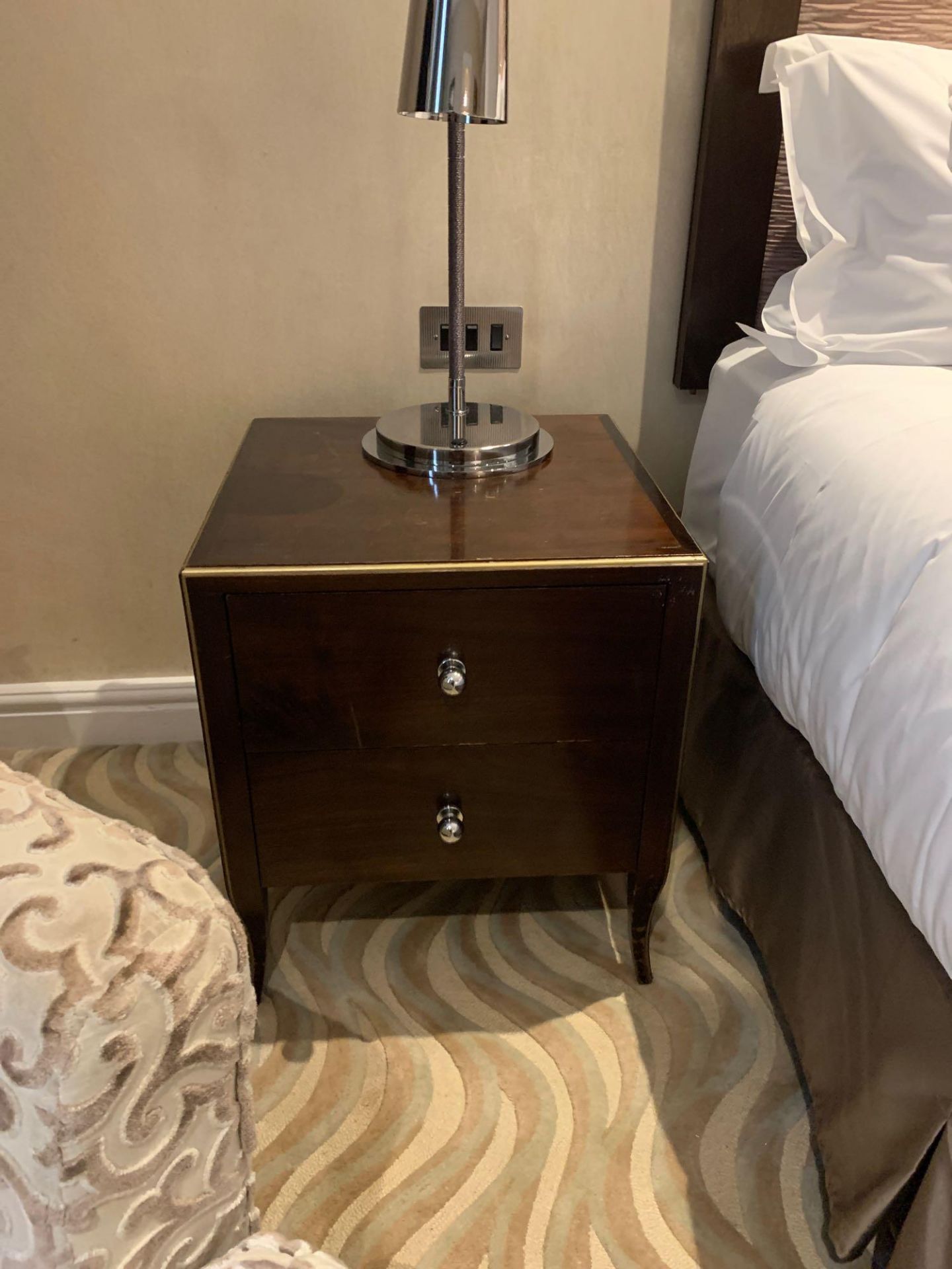 A pair of dark wood gold trimmed painted bedside cabinets with chrome knobs 50 cm x 50 cm x 55 cm ( - Bild 2 aus 3