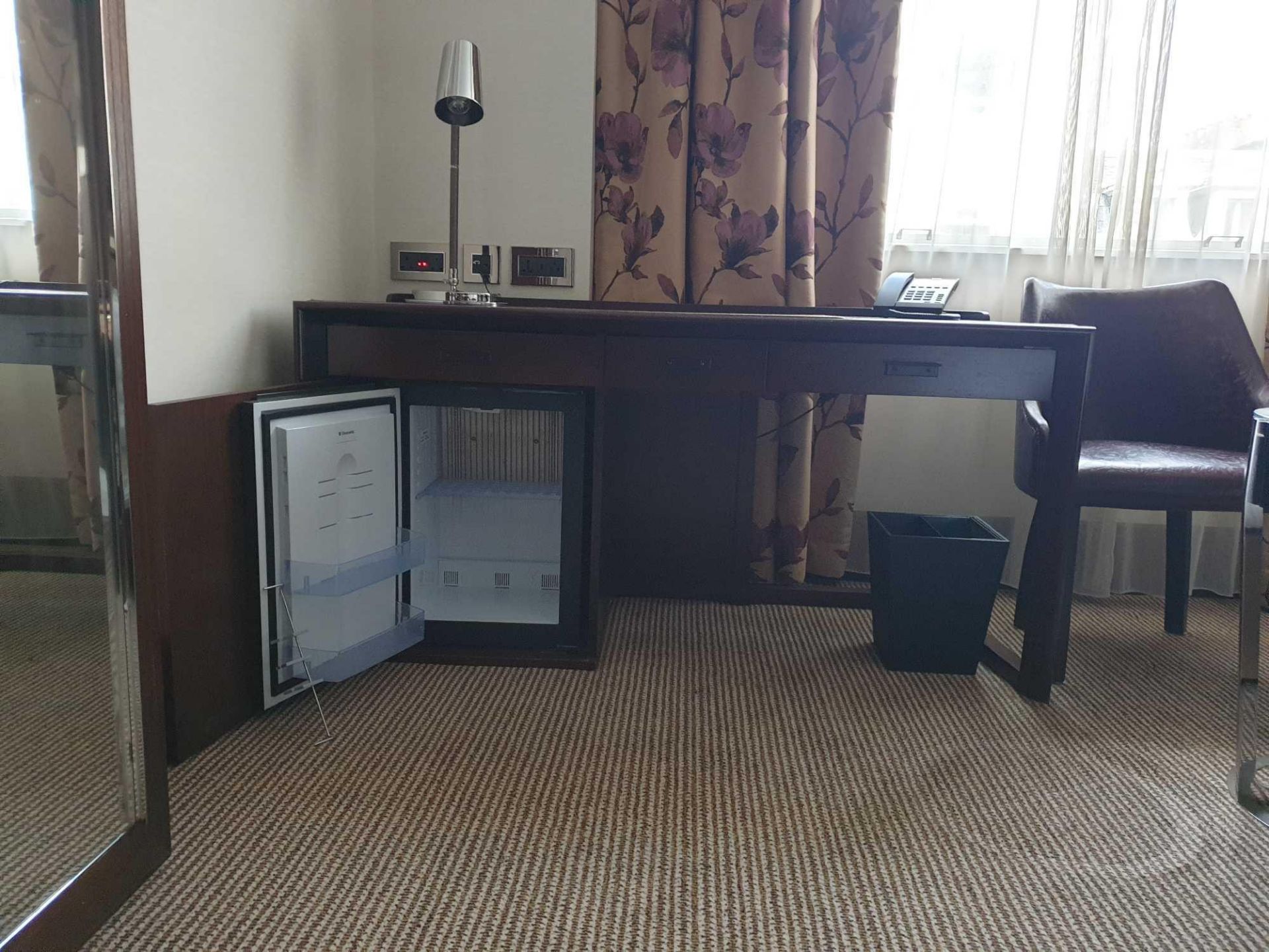 Walnut Veneer Desk By David Salmon Three Drawer And Cupboard Fitted With Dometic Minibar Hipro - Bild 2 aus 2