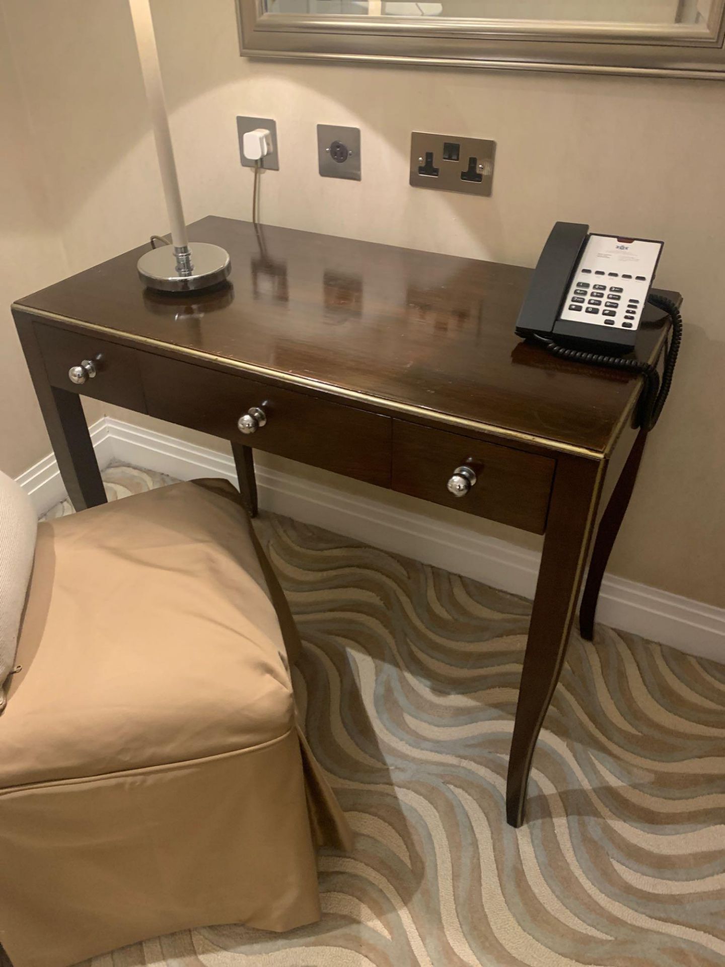 A Mahogany Ladies Dressing Desk With Three Drawers And Silver Knobs With Gold Painted In Lay Trim - Bild 3 aus 4