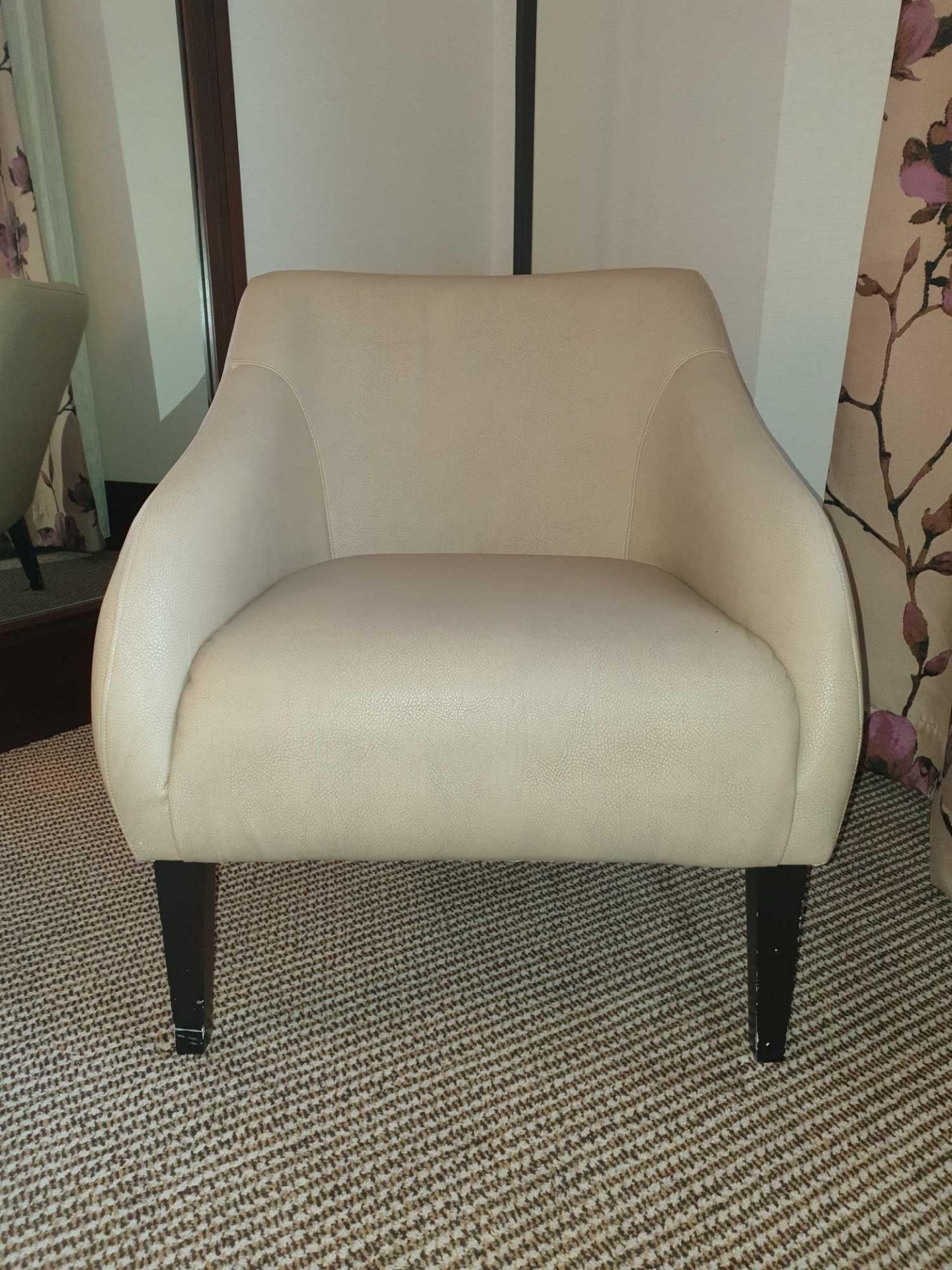 Edelman Beige Leather Lounge Chair Dark Brown Wooden Legs 80 (D) By 65 (W) By 70 Cm (H) (Loc 421) - Bild 2 aus 3