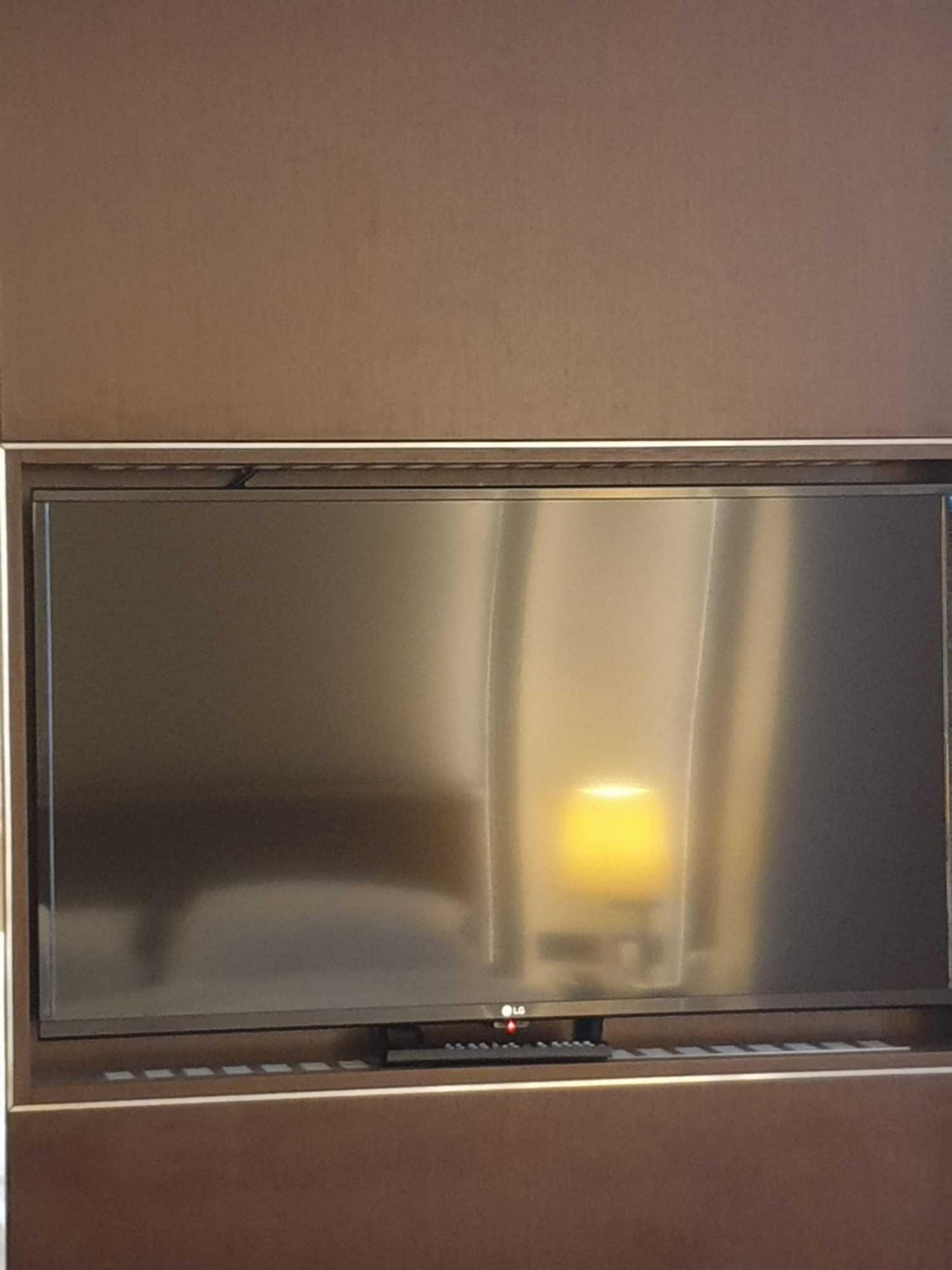 LG 40LX761H 40" 1080p Full HD Smart Hotel LED Backlit LCD Flat Panel Display TV Width 91cm X 5.5cm X - Image 2 of 2