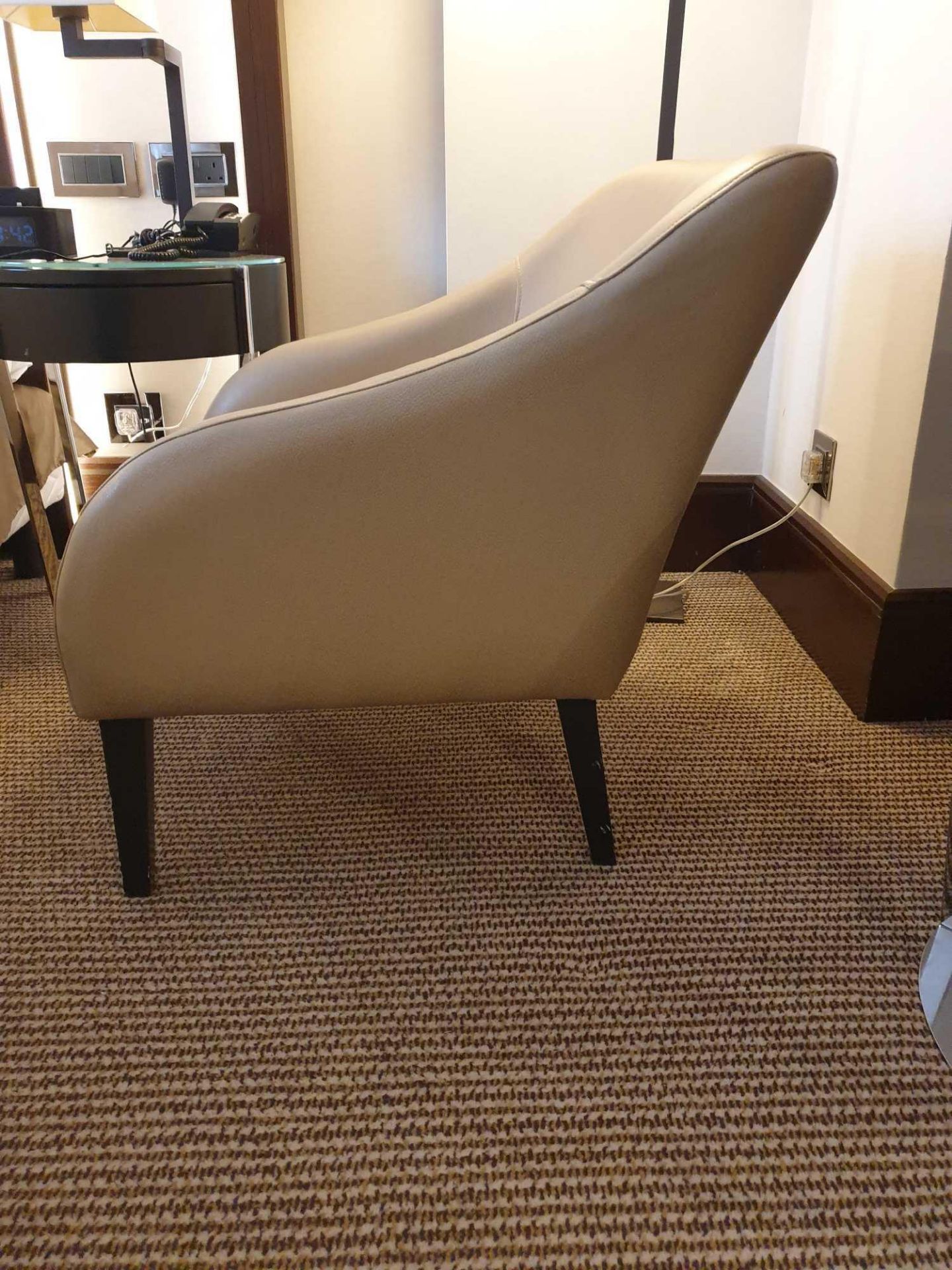 Edelman Beige Leather Lounge Chair Dark Brown Wooden Legs 80 (D) By 65 (W) By 70 Cm (H) (Loc 432) - Bild 4 aus 4