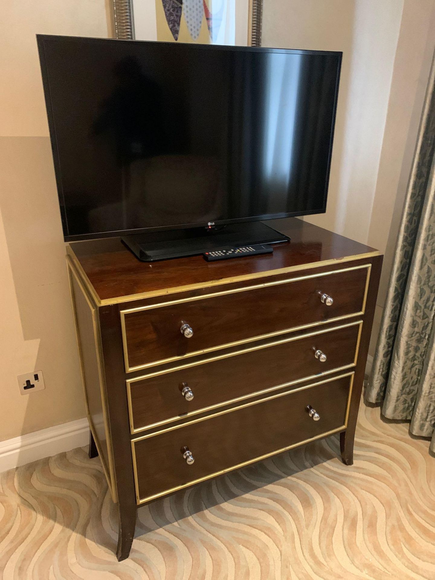 A Three Drawer Chest Of Drawers With Gold Trim Detail 93 X 51 X 89cm (Loc 237) - Bild 3 aus 3