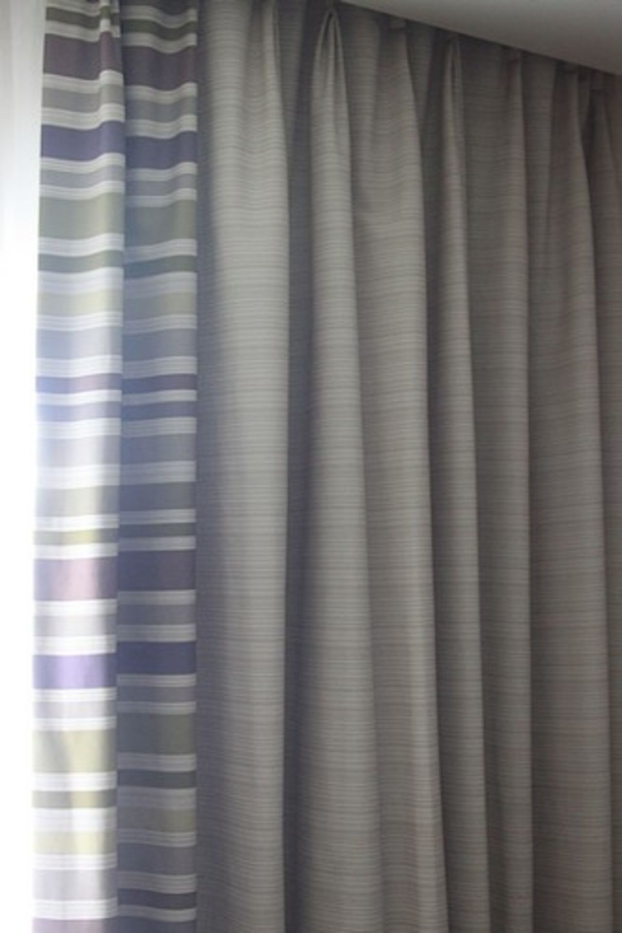 Sinclaire Fabrics a pair of drapes lined fabric spans 1600 x 2500mm - Image 3 of 4