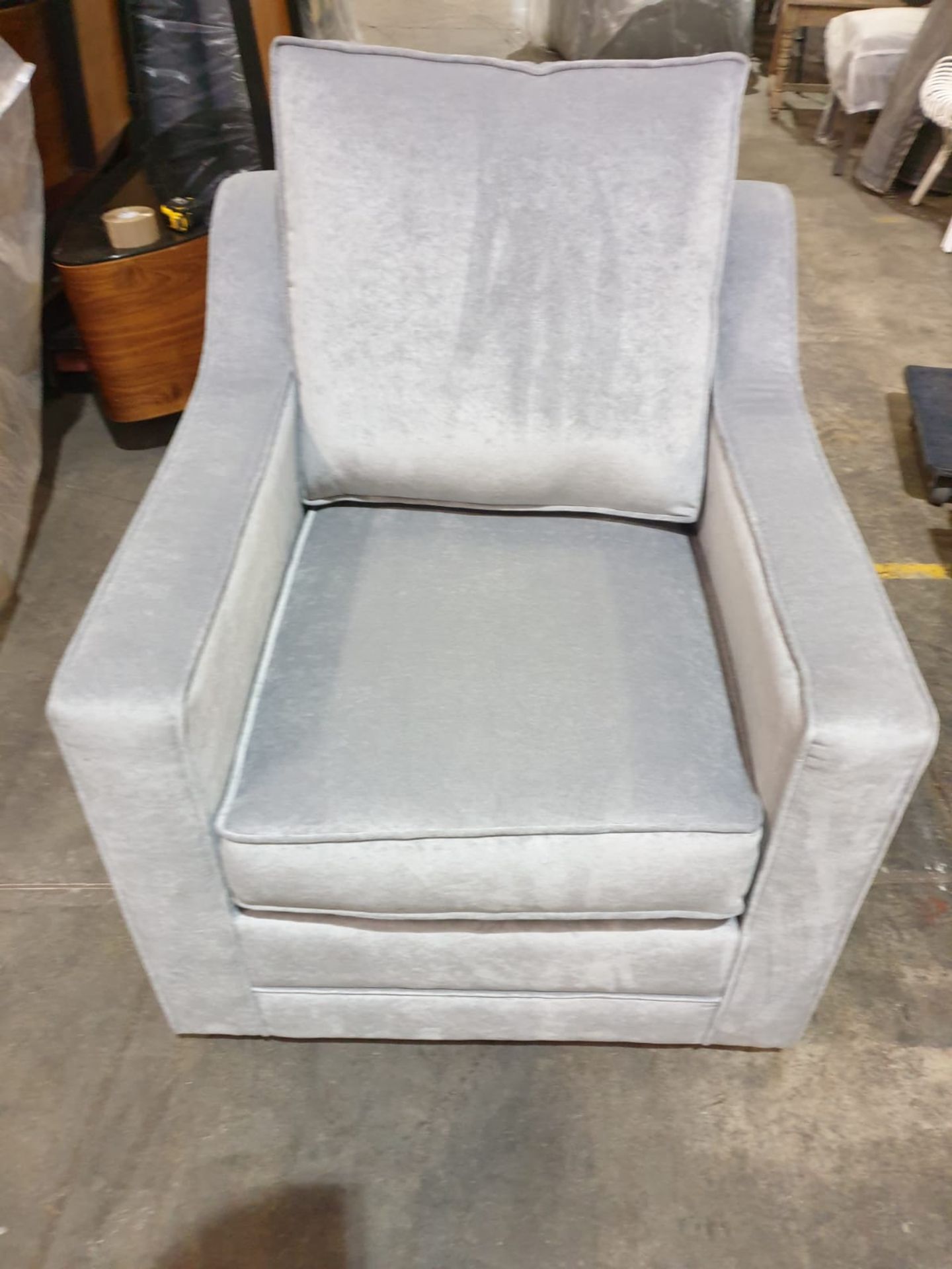Avon Armchair upholstered in a silver velvet designed to look laidback and relaxed, this practical - Bild 2 aus 3
