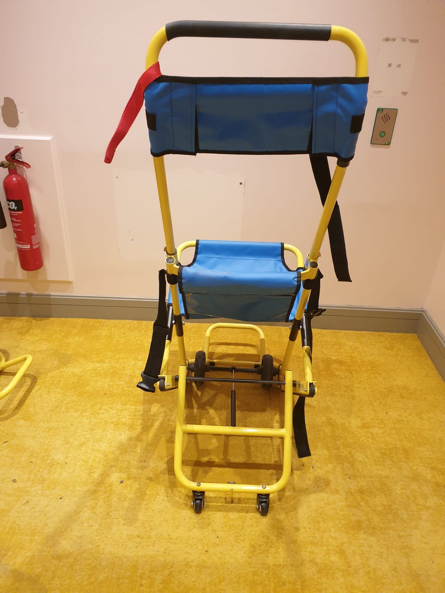 Antano LG EVACU 1 EVACUATION CHAIR A compact evac chairs are ideal for fire evacuation or to - Image 2 of 4