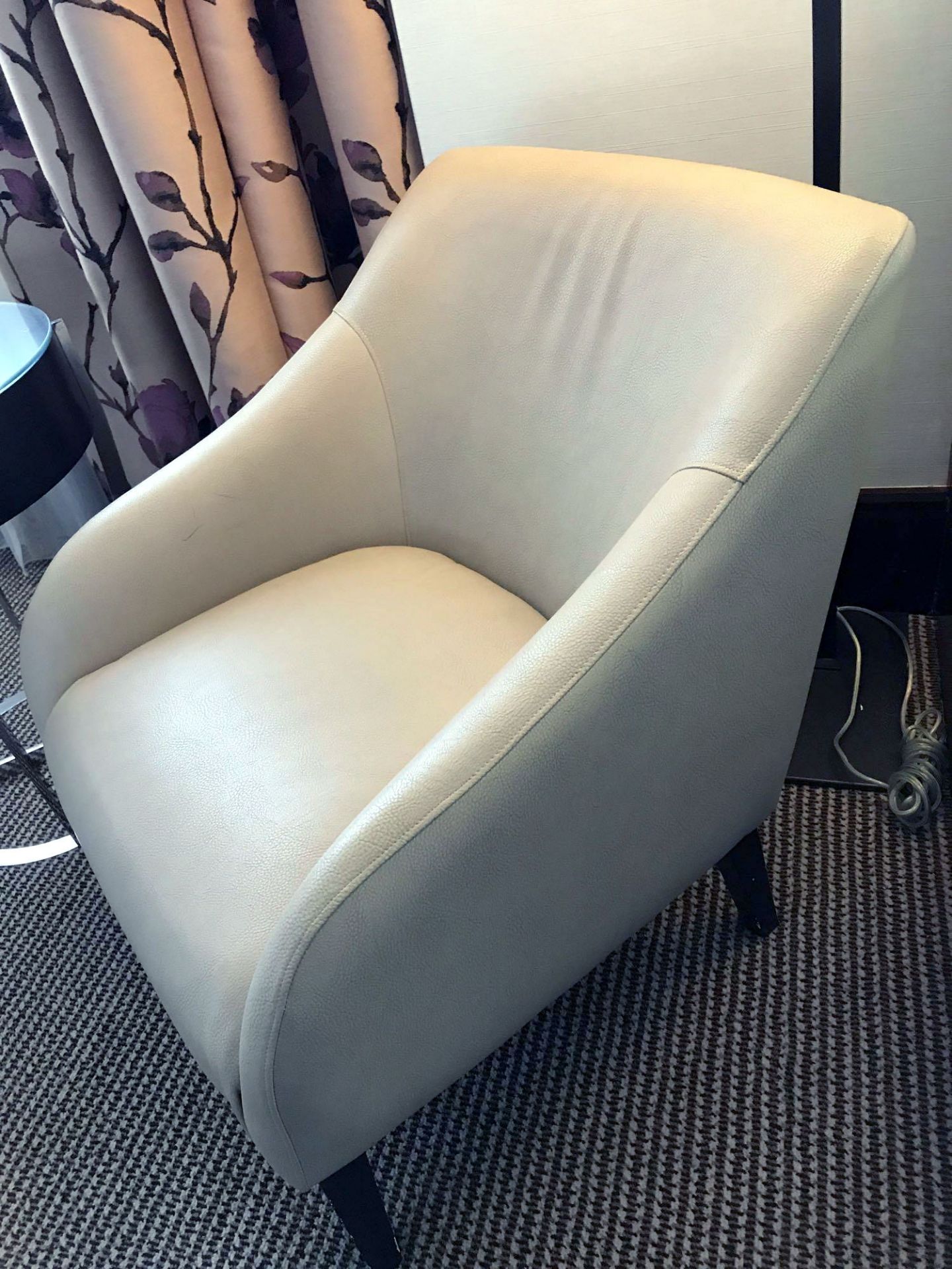 A pair Edelman Beige Leather Lounge Chair Dark Brown Wooden Legs 80 (D) 65 (W) By 70 Cm (H) - Bild 5 aus 6