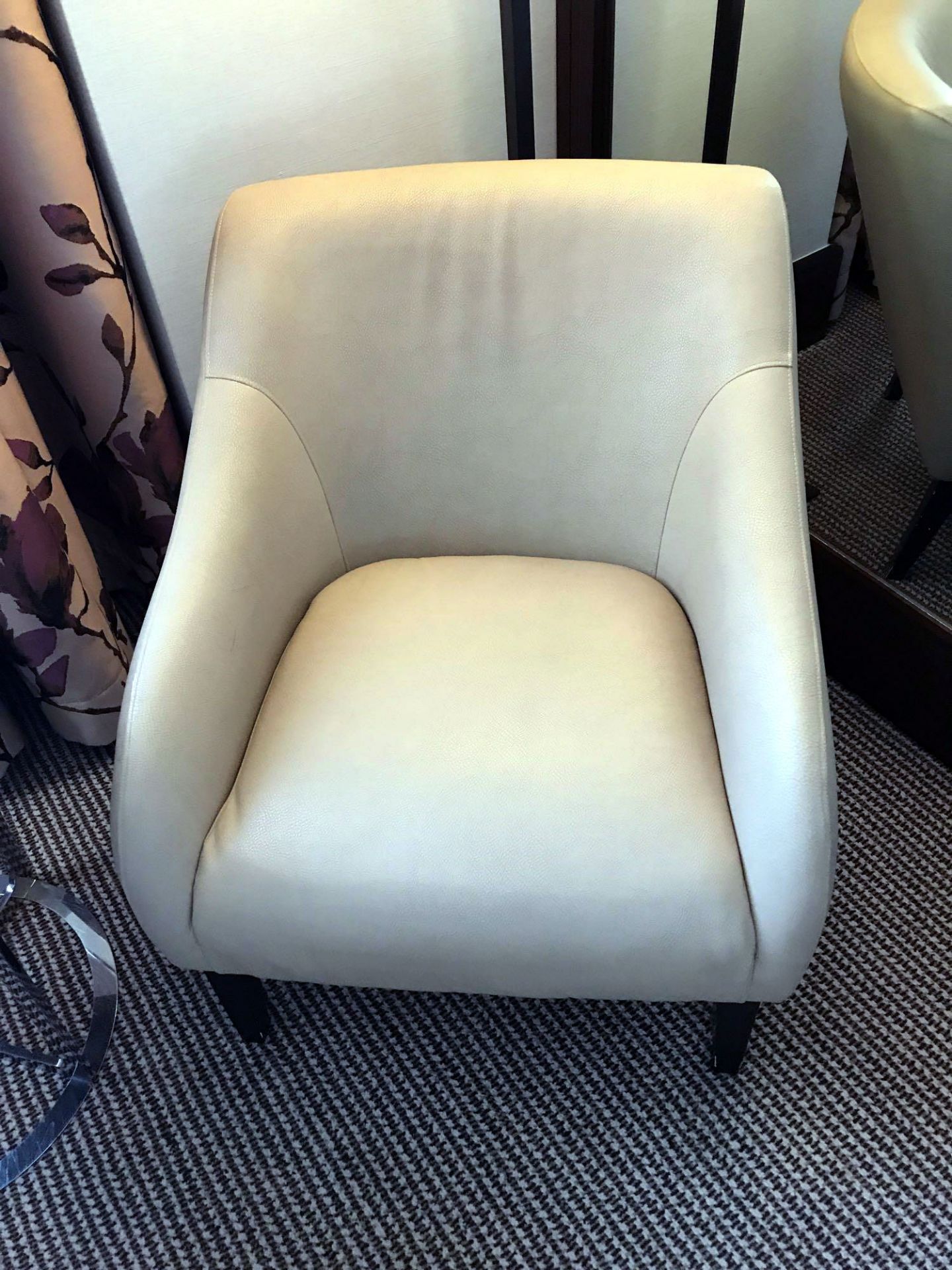 A pair Edelman Beige Leather Lounge Chair Dark Brown Wooden Legs 80 (D) 65 (W) By 70 Cm (H) - Bild 6 aus 6