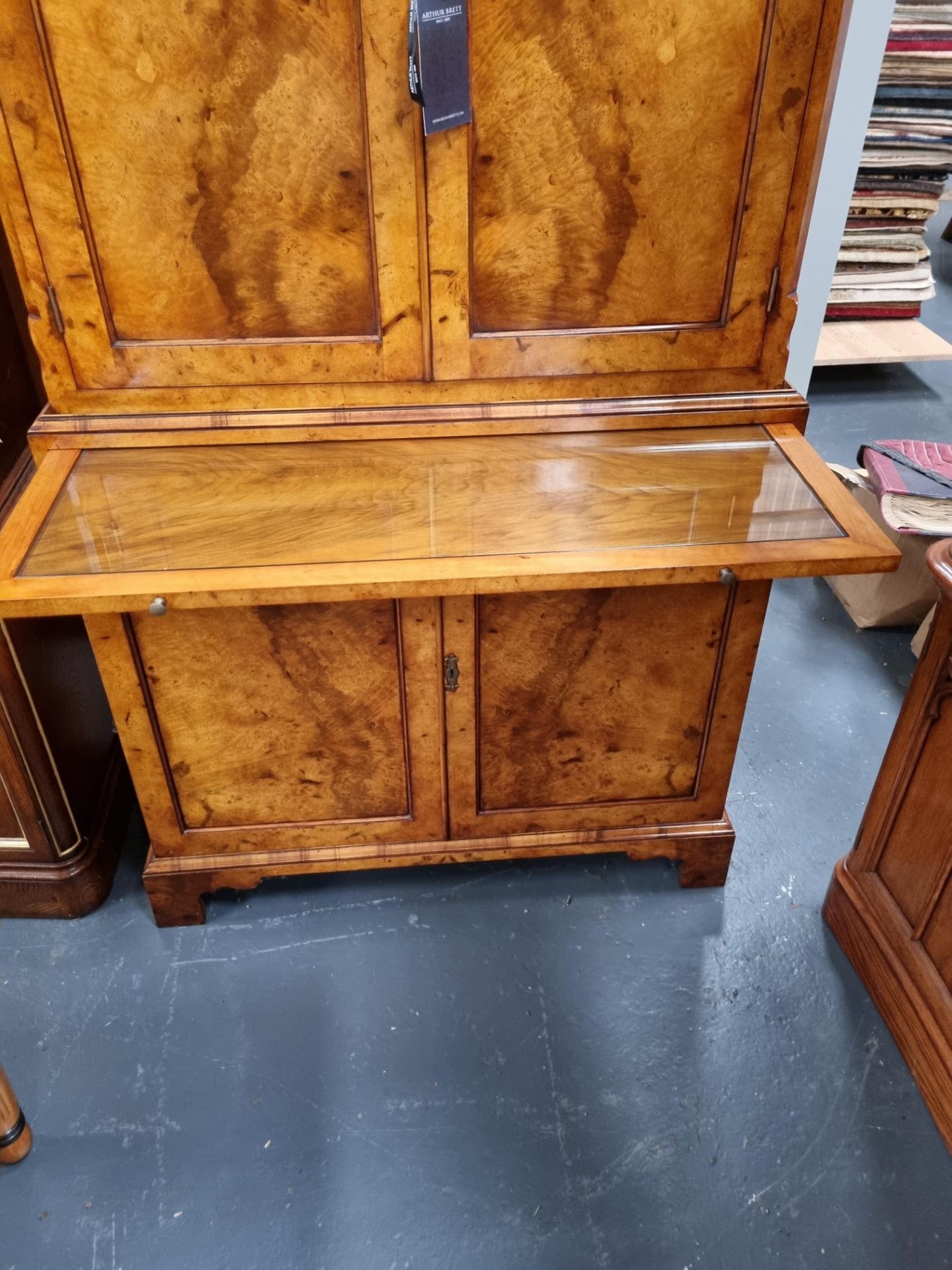 Arthur Brett Walnut Drinks Cabinet stunning piece 2 doors at the top with three glass shelves, a - Image 6 of 6