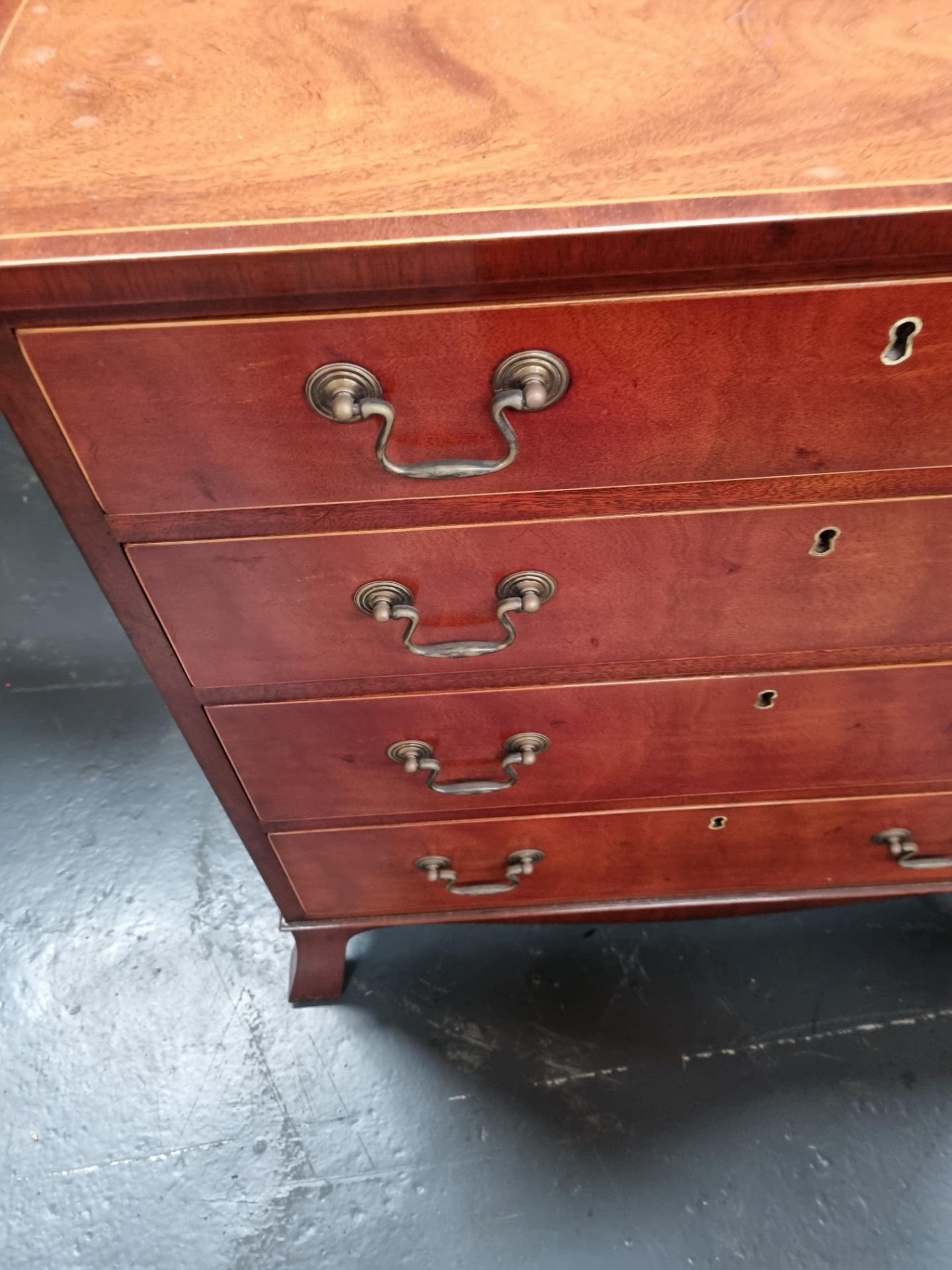 Arthur Brett Sheraton style mahogany chest of drawers Height 72cm Width 74cm Depth 34cm - Bild 3 aus 3