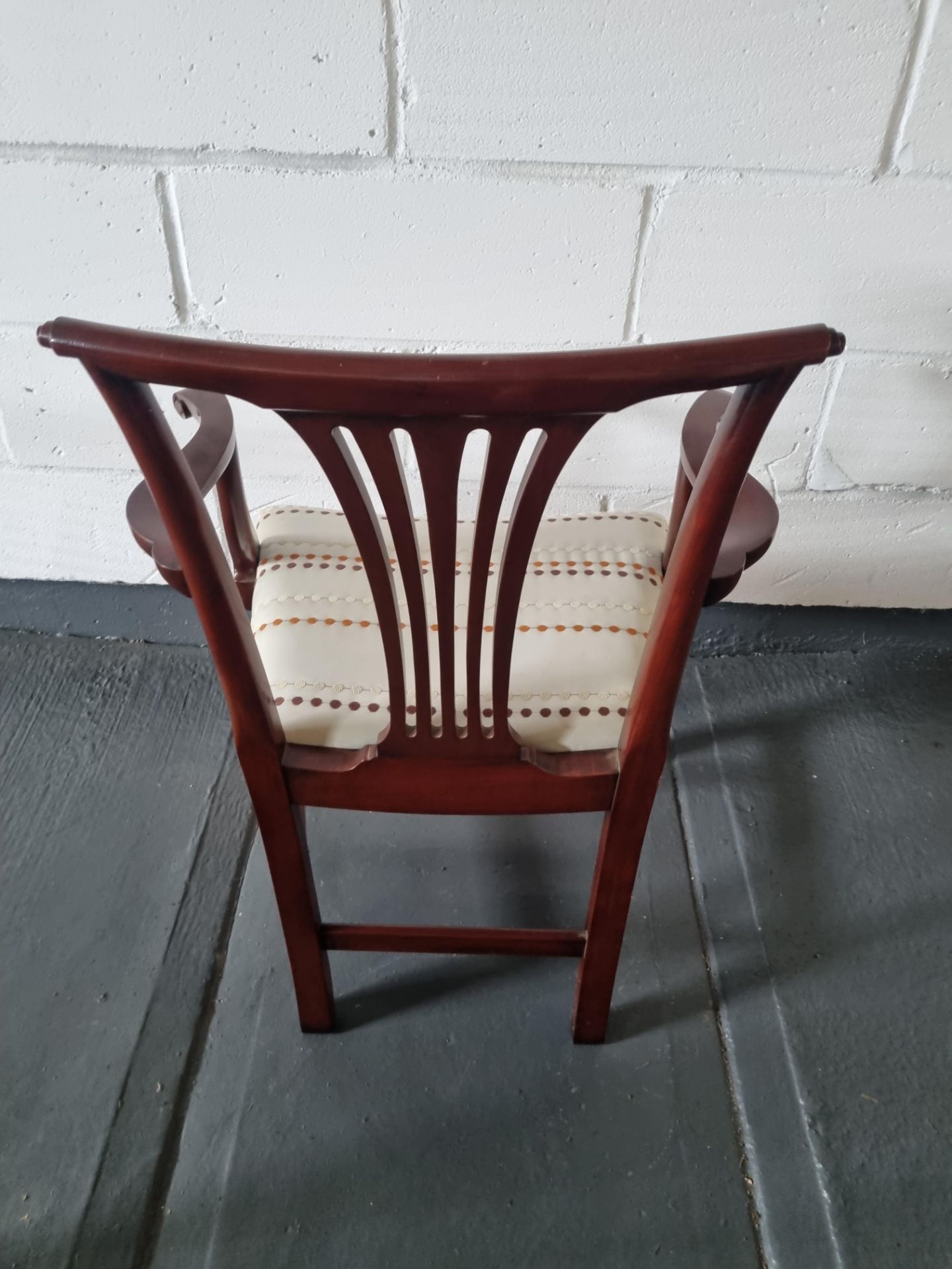 Arthur Brett Mahogany Dining Arm Chair With Spindle Detail To Back And Carved Tapered Front Legs - Bild 2 aus 5