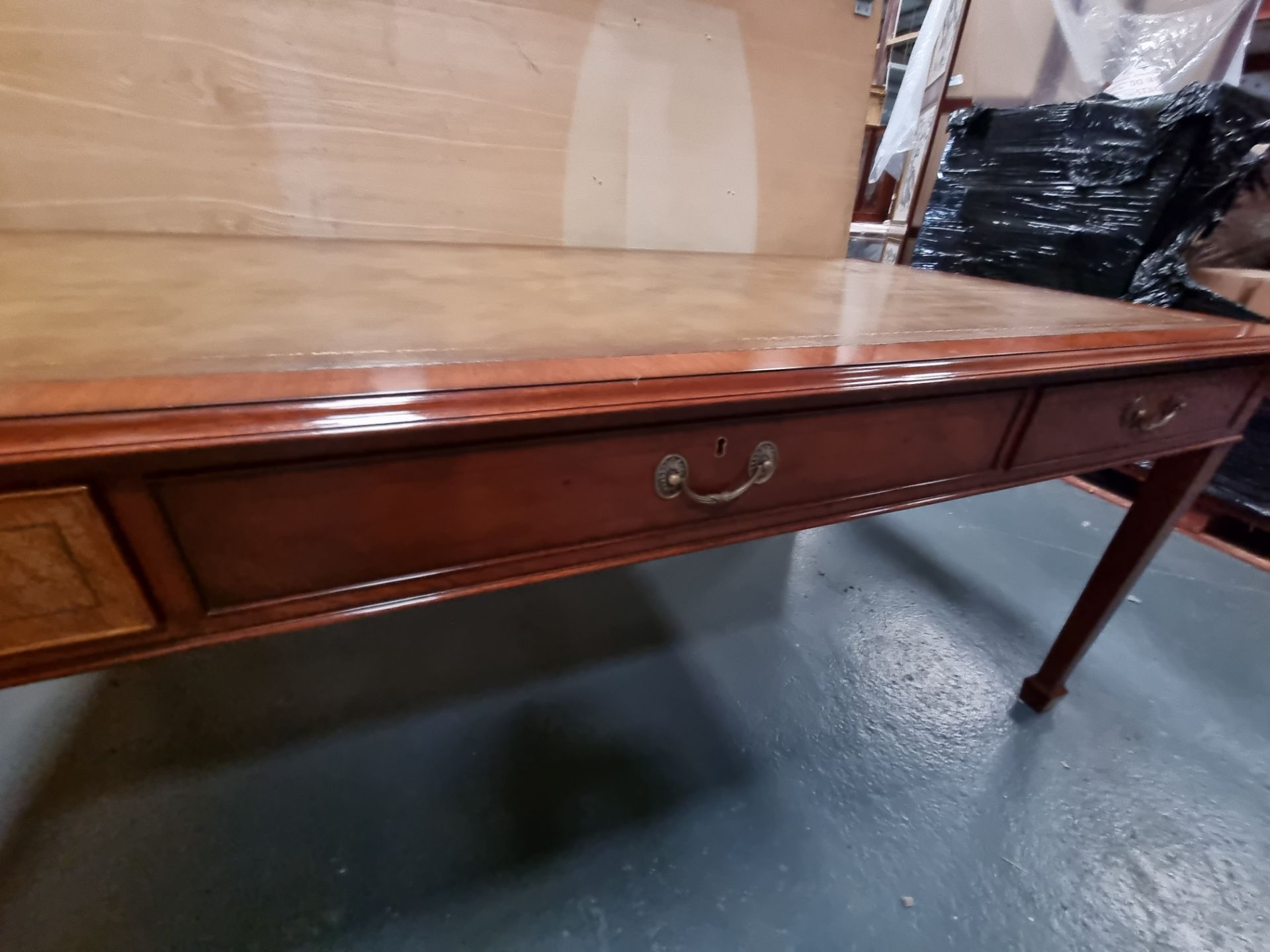 Arthur Brett Sheraton style Solid Ash And Burr Ash writing table with green leather inlay and 3 - Bild 5 aus 9