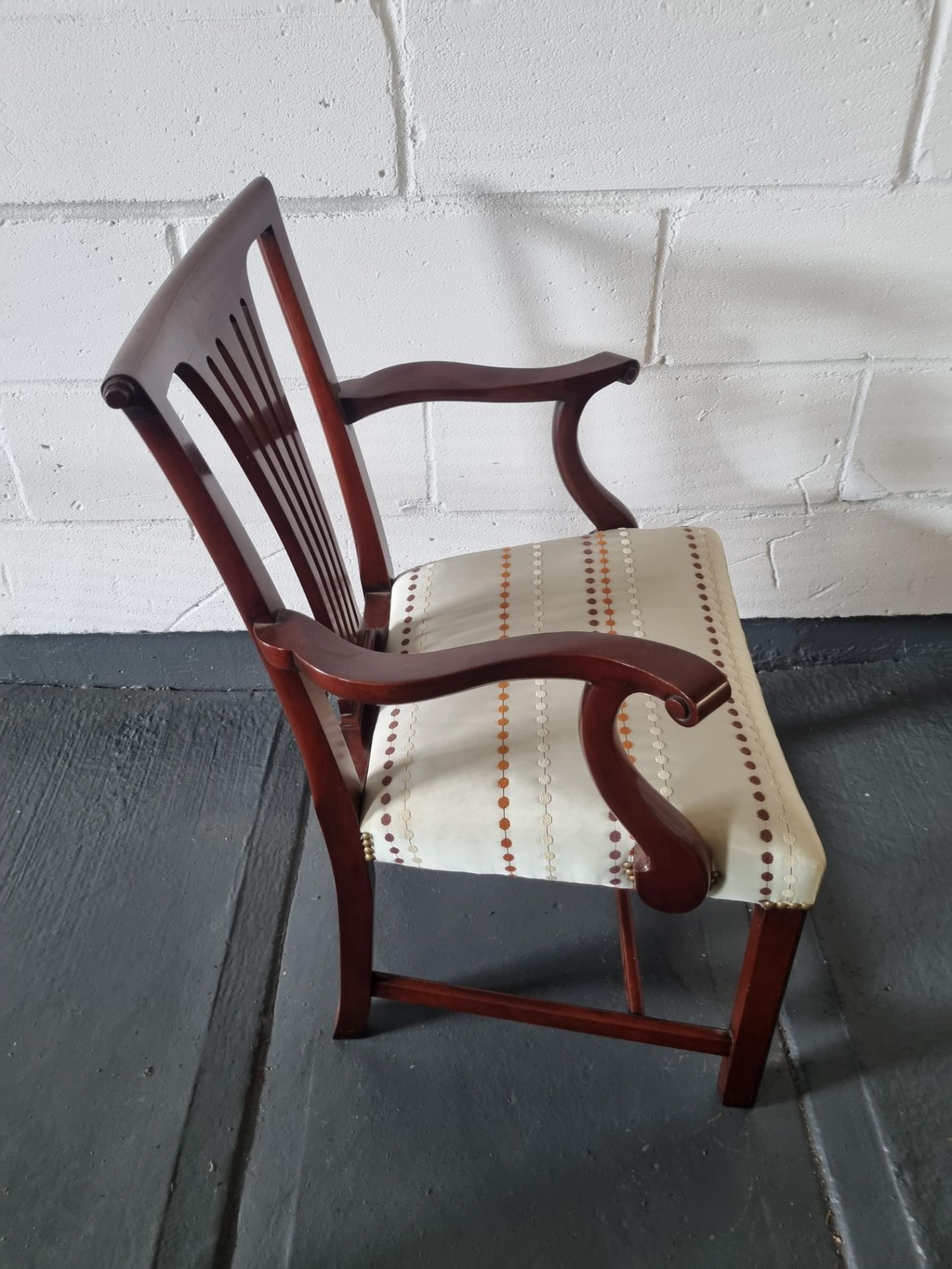 Arthur Brett Mahogany Dining Arm Chair With Spindle Detail To Back And Carved Tapered Front Legs - Bild 5 aus 5