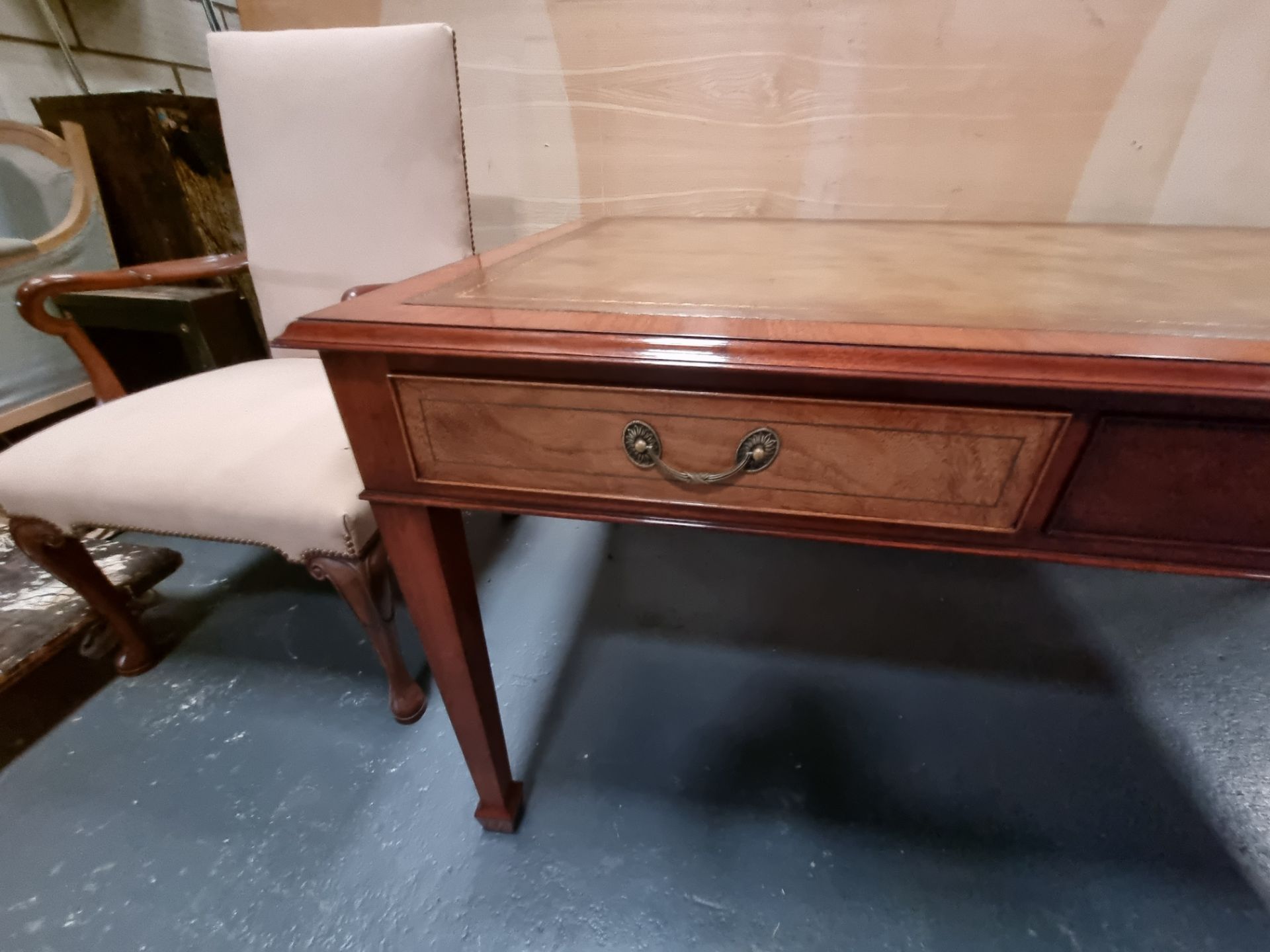 Arthur Brett Sheraton style Solid Ash And Burr Ash writing table with green leather inlay and 3 - Bild 4 aus 9