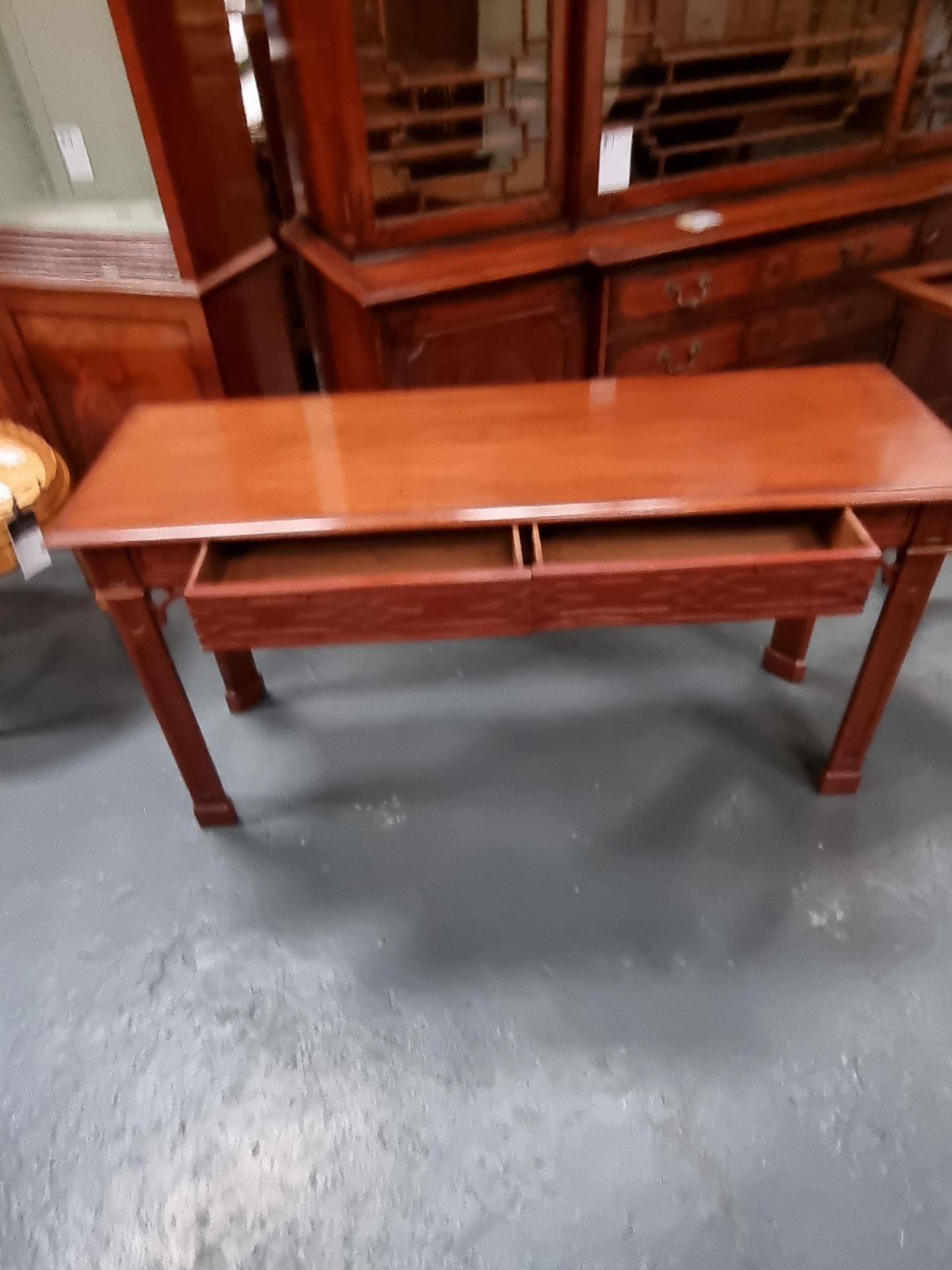 Arthur Brett mahogany sofa/side table with Fretwork decorated front and sides and fitted with two - Bild 4 aus 4