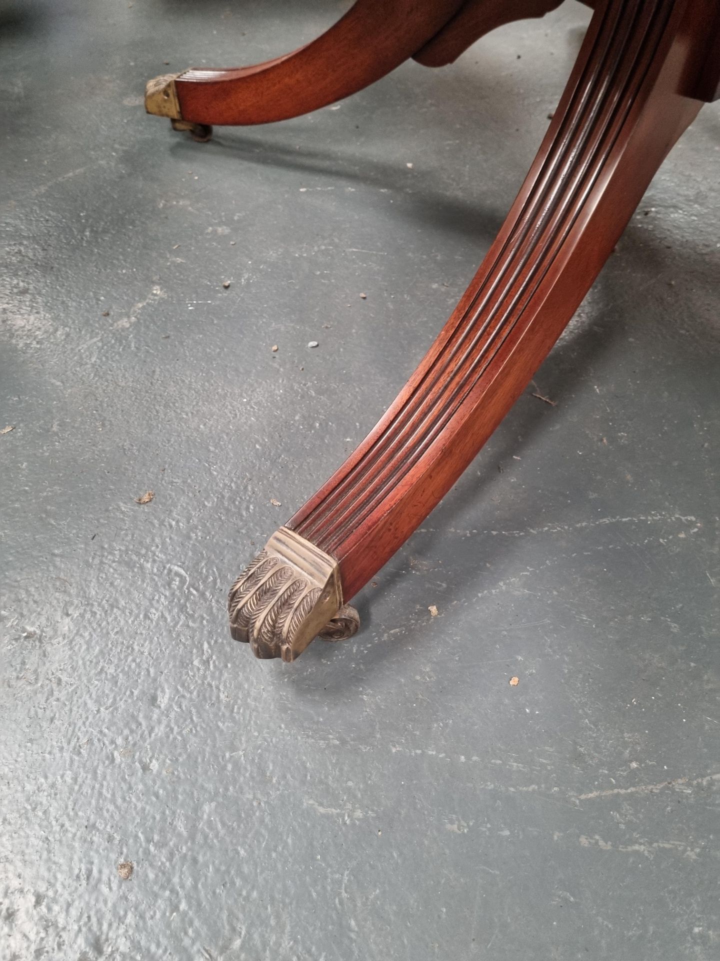 Arthur Brett extending Mahogany Circular Dining Table with centre star detail on one pedestal with - Bild 4 aus 5