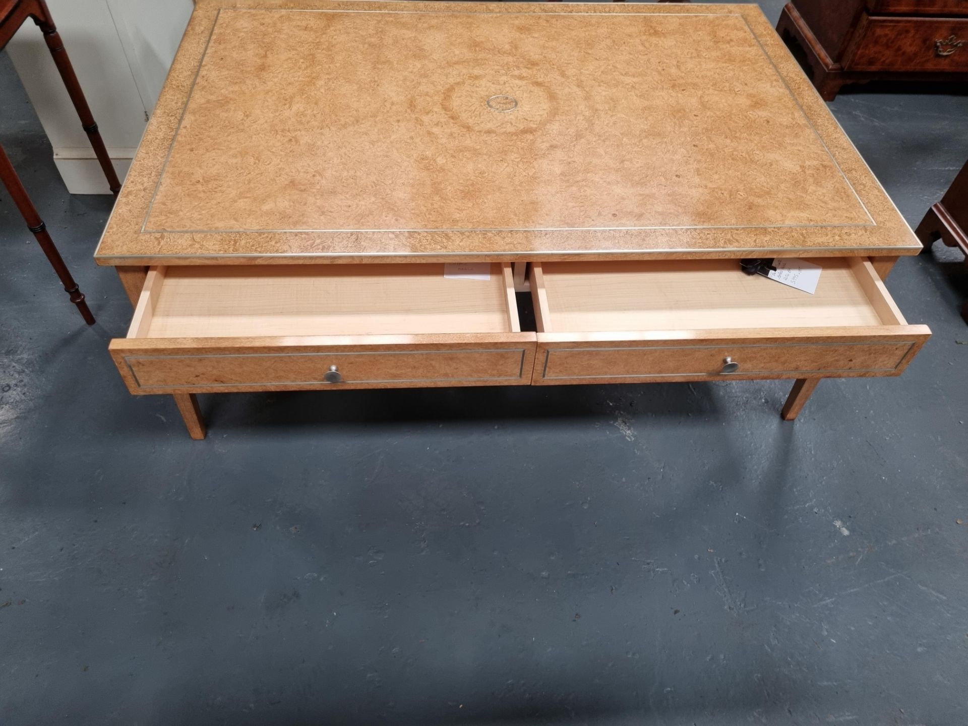 Arthur Brett Burr Maple coffee table with gold inlay and tapered legs Height 50cm Width 127cm - Bild 2 aus 5