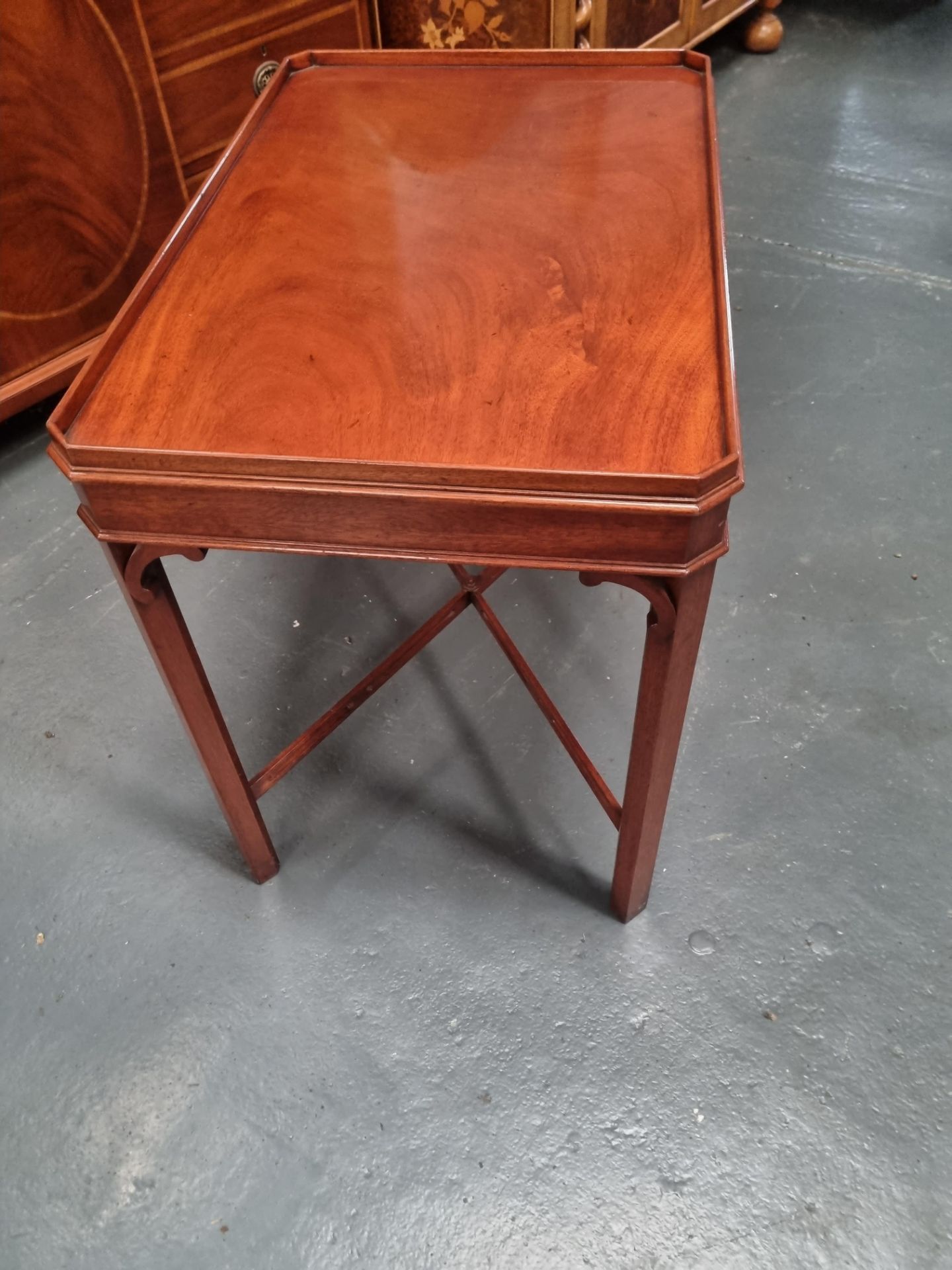 Arthur Brett Mahogany End Table In X Antique Finish Chippendale-Style With Low Gallery And Pierced - Bild 3 aus 4