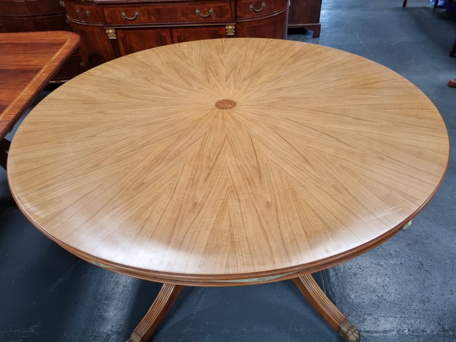 Arthur Brett Extending Mahogany Circular Dining Table With Olivewood Veneers on one pedestal with - Bild 2 aus 5