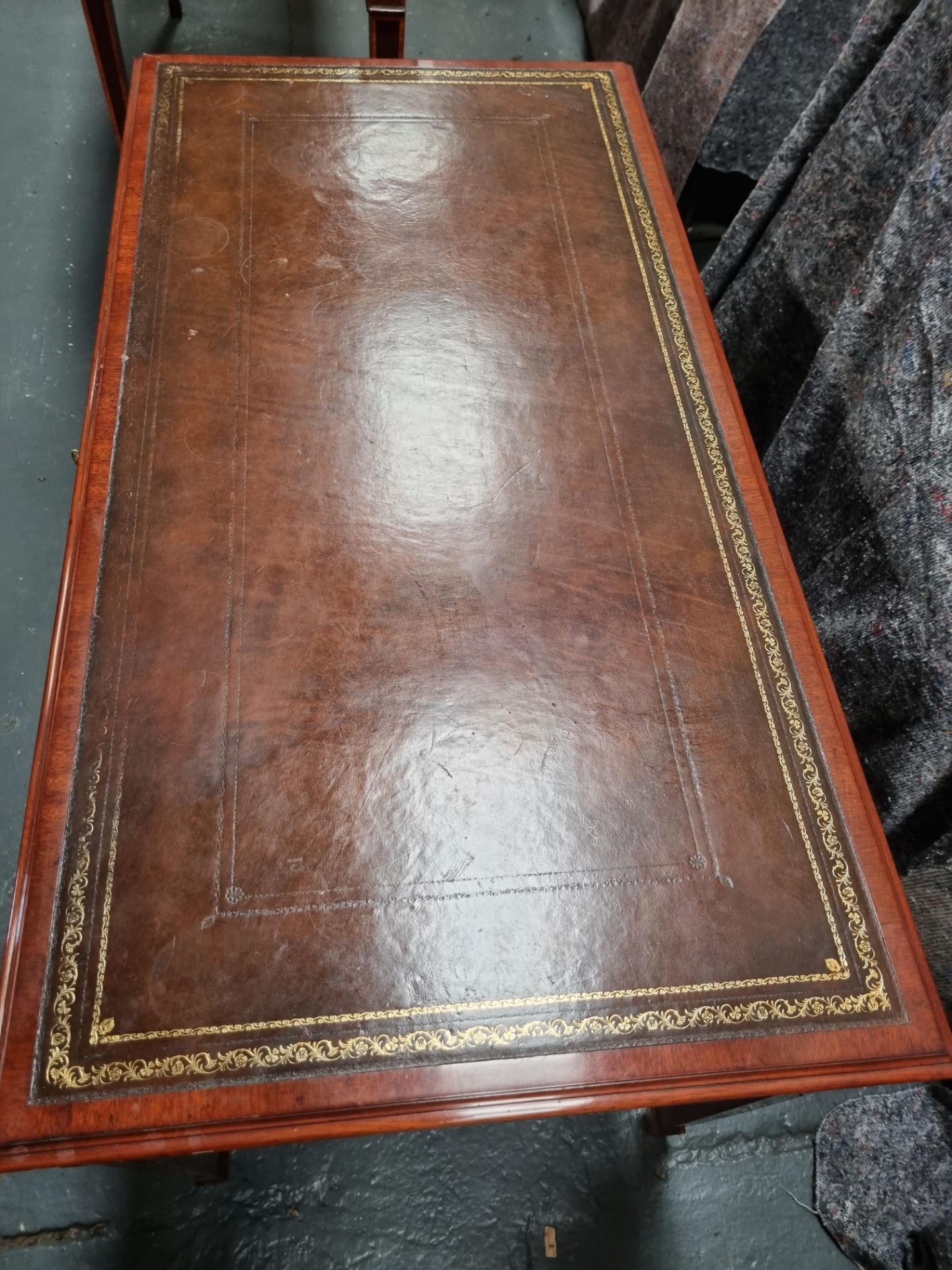 Arthur Brett Sheraton style mahogany 5 drawer kneehole writing table with brown leather inlay Height - Bild 2 aus 4