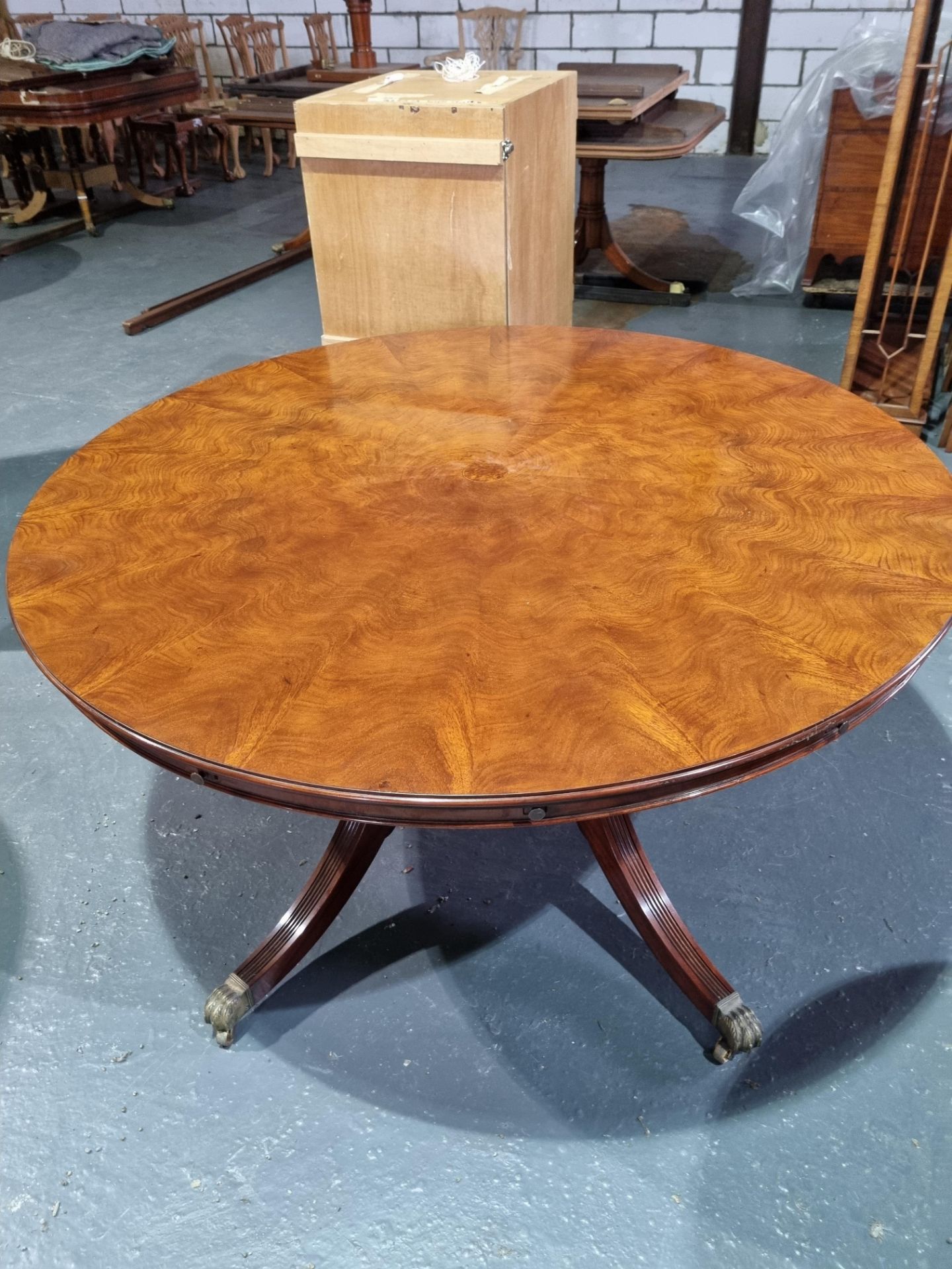 Arthur Brett Mahogany circular dining table on single pedestal with five legs on brass claw feet - Bild 2 aus 4