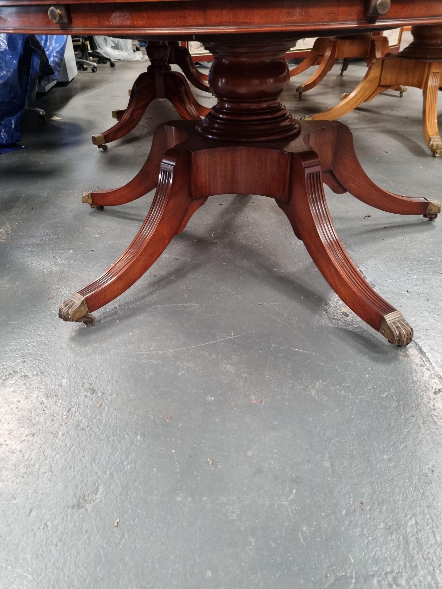 Arthur Brett extending Mahogany Circular Dining Table with centre star detail on one pedestal with - Bild 3 aus 5