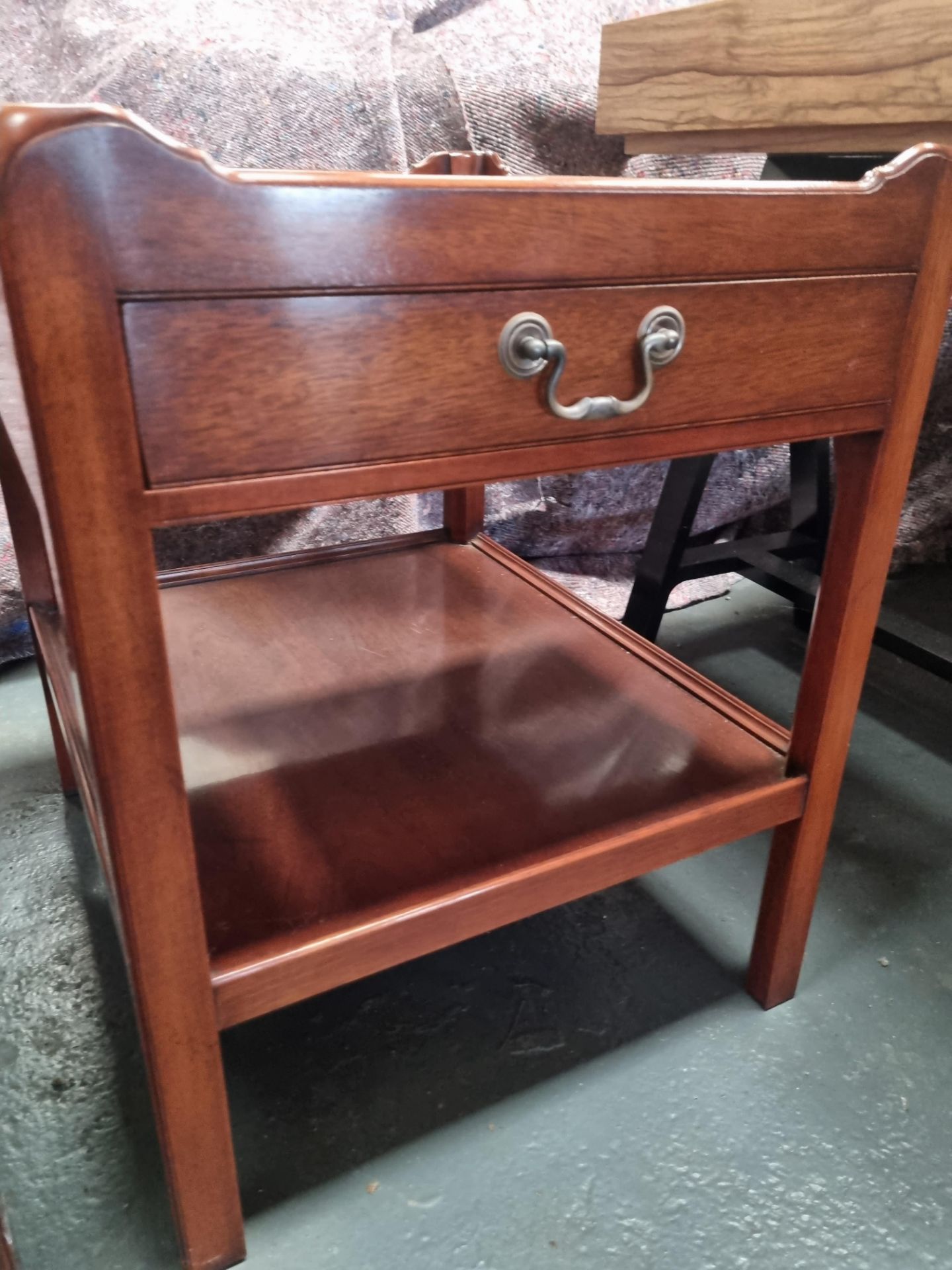 Arthur Brett Mahogany end table with shaped gallery top and one drawer with shelf below Height - Bild 2 aus 3