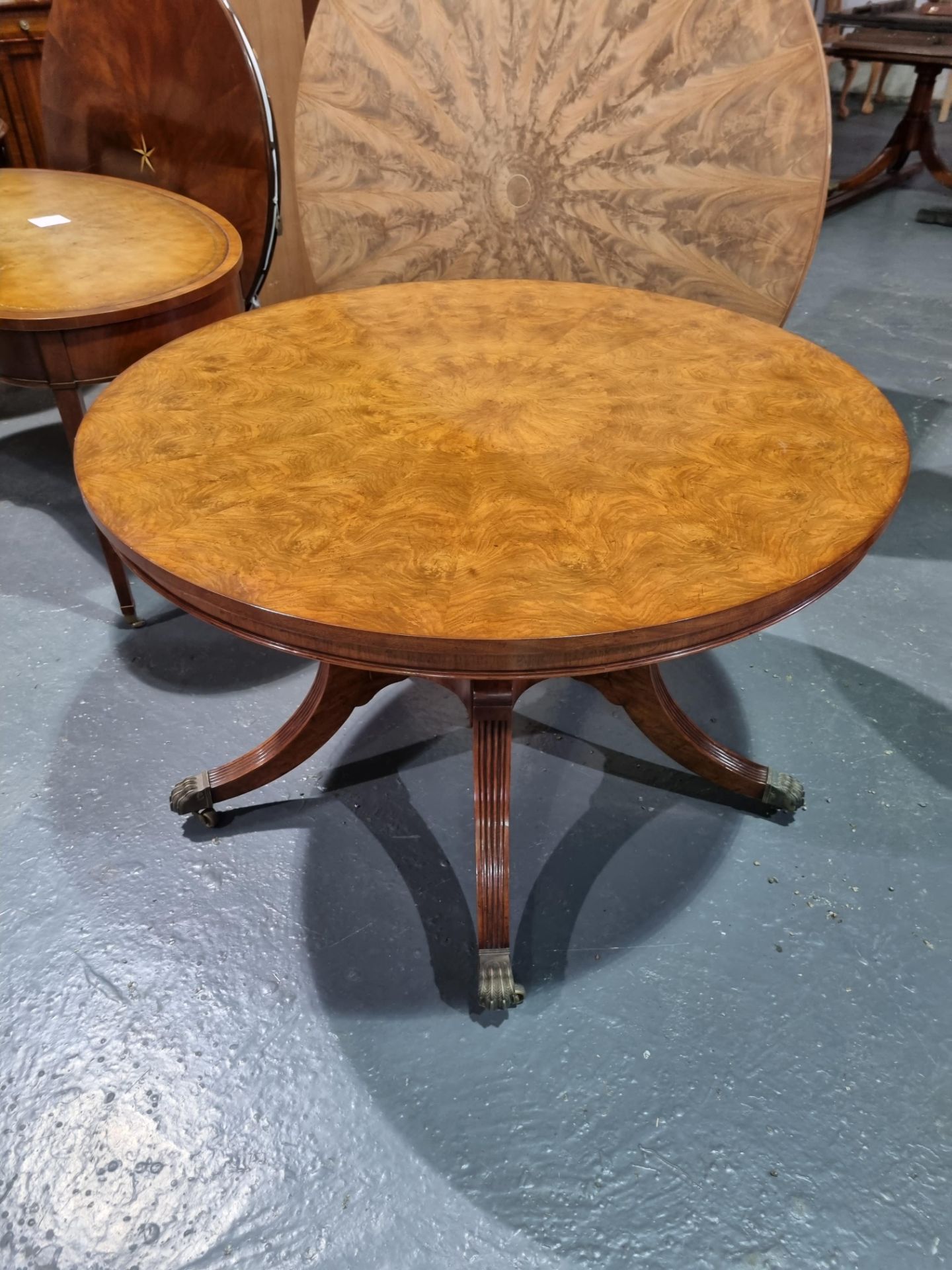 Arthur Brett Mahogany circular dining table on single pedestal with five legs on brass claw feet - Bild 3 aus 4