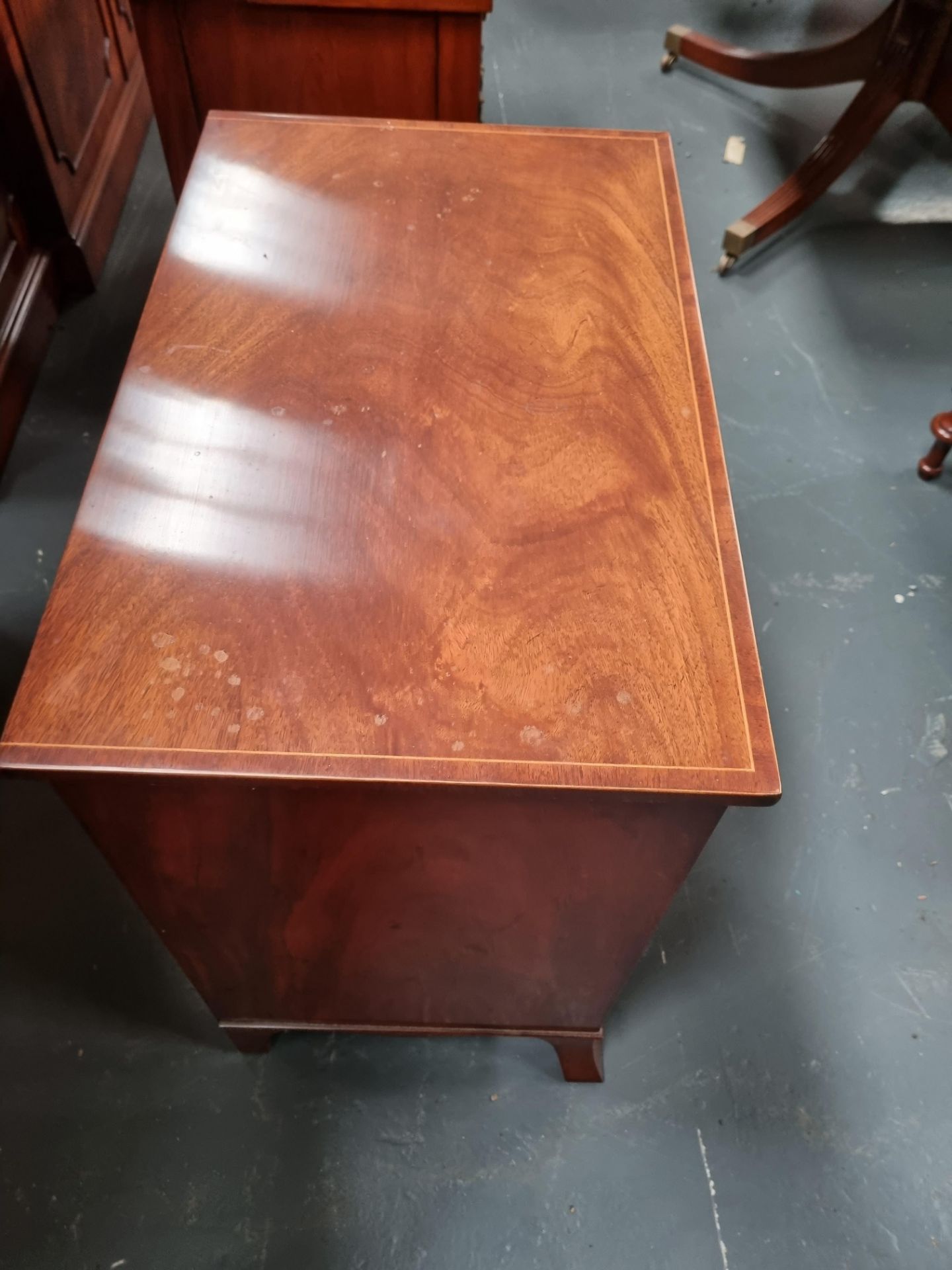 Arthur Brett Sheraton style mahogany chest of drawers Height 72cm Width 74cm Depth 34cm - Bild 2 aus 3