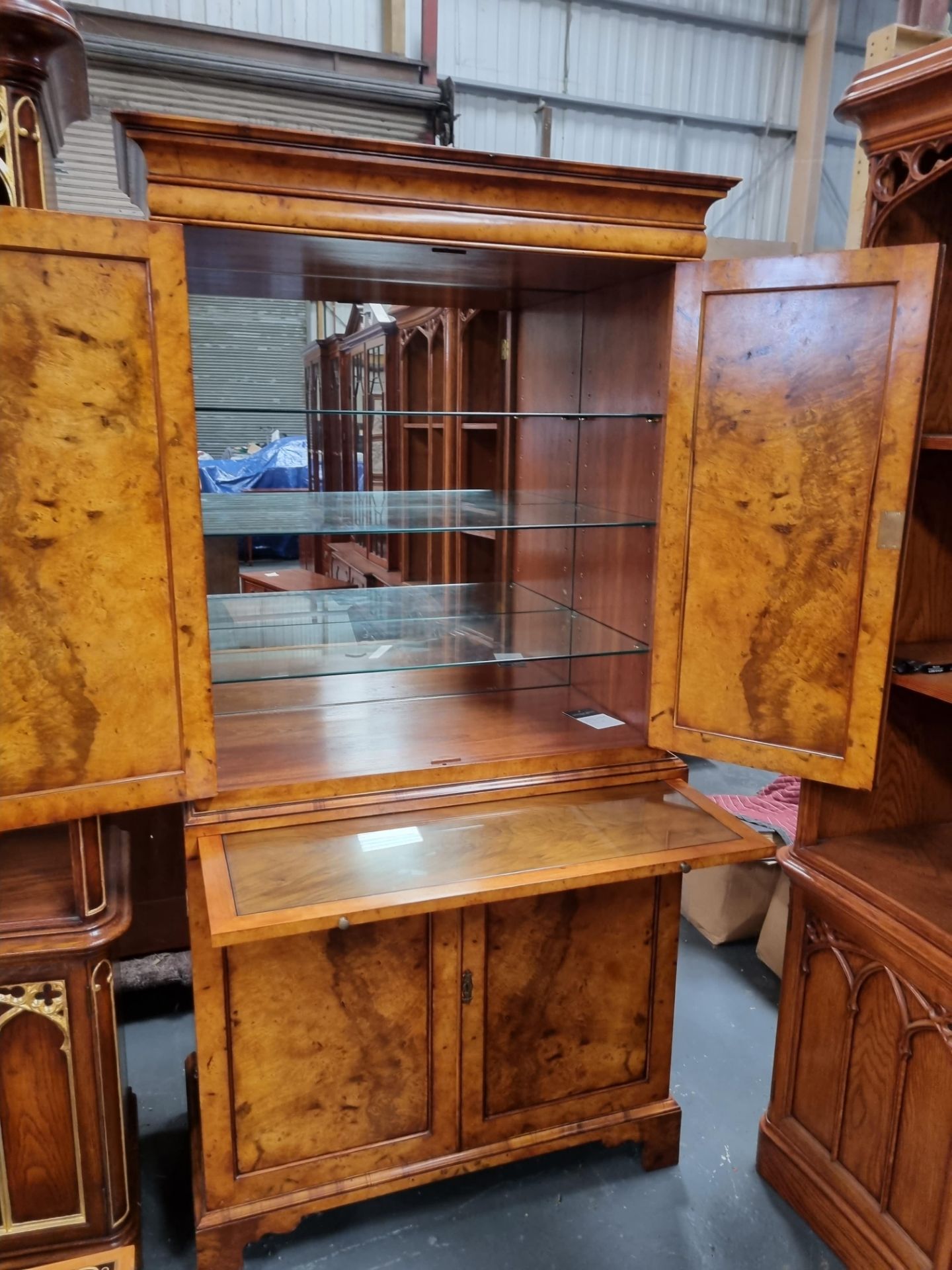 Arthur Brett Walnut Drinks Cabinet stunning piece 2 doors at the top with three glass shelves, a - Image 4 of 6